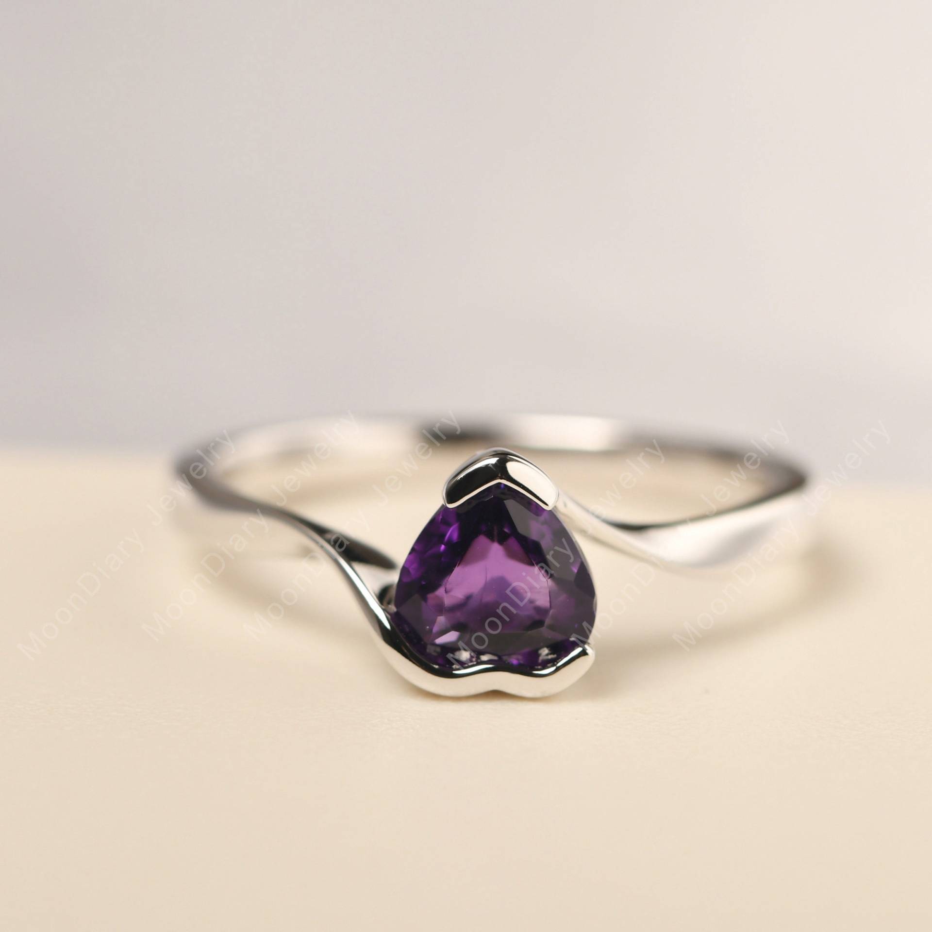 Februar Geburtsstein Herz Cut Amethyst Ehering Lila Edelstein Schlichter Täglicher Ring von MoonDiaryJewelry