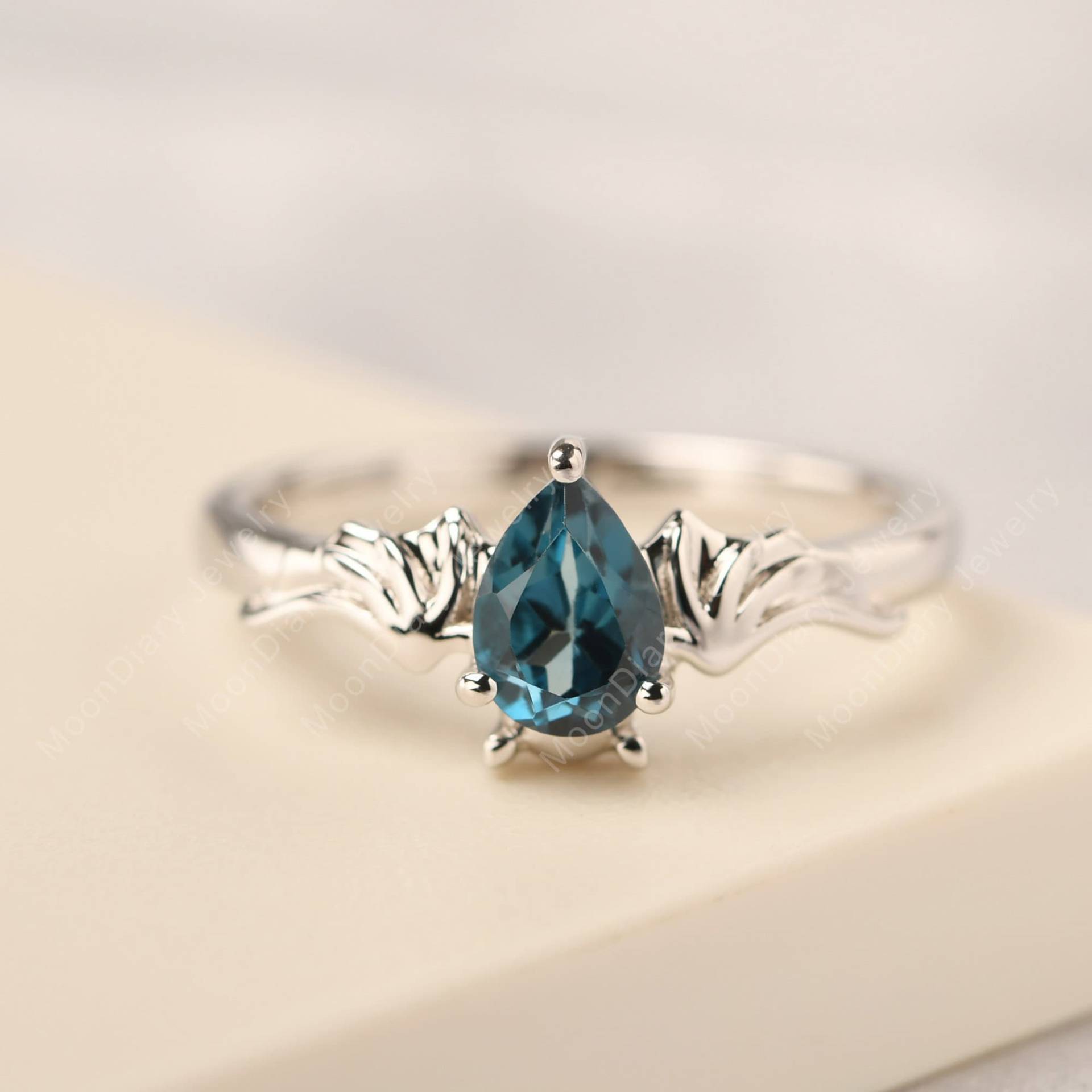 Fledermaus Verlobungsring Silber London Blau Topas Ehering von MoonDiaryJewelry