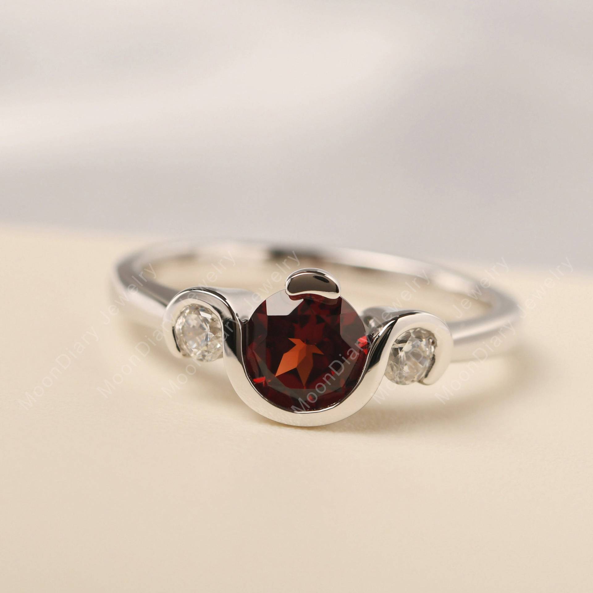 Granat Ehering Massives Silber Rund Geschliffen Roter Stein Drei Ring Januar Geburtsstein von MoonDiaryJewelry