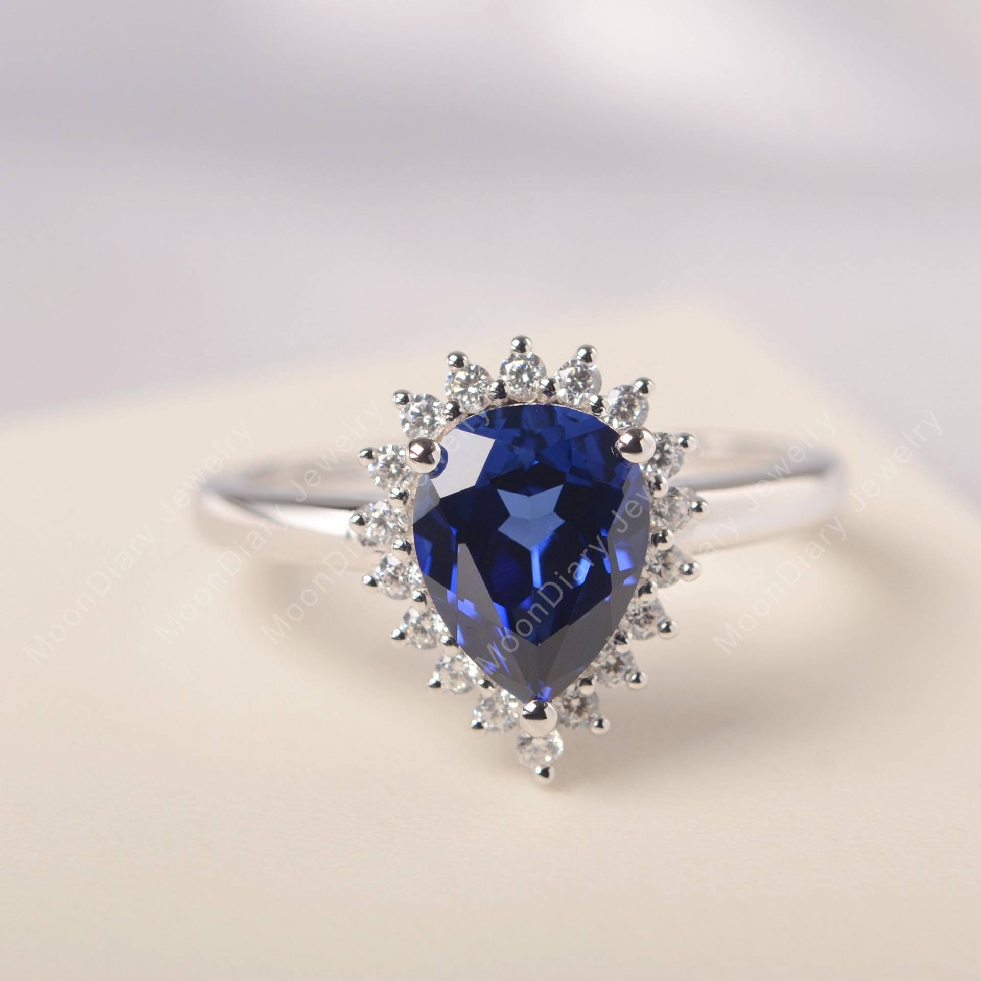 Halo Blau Saphir Vintage Ring September Geburtsstein Birne Geformt Blauen Edelstein Einzigartige Verlobungsring von MoonDiaryJewelry