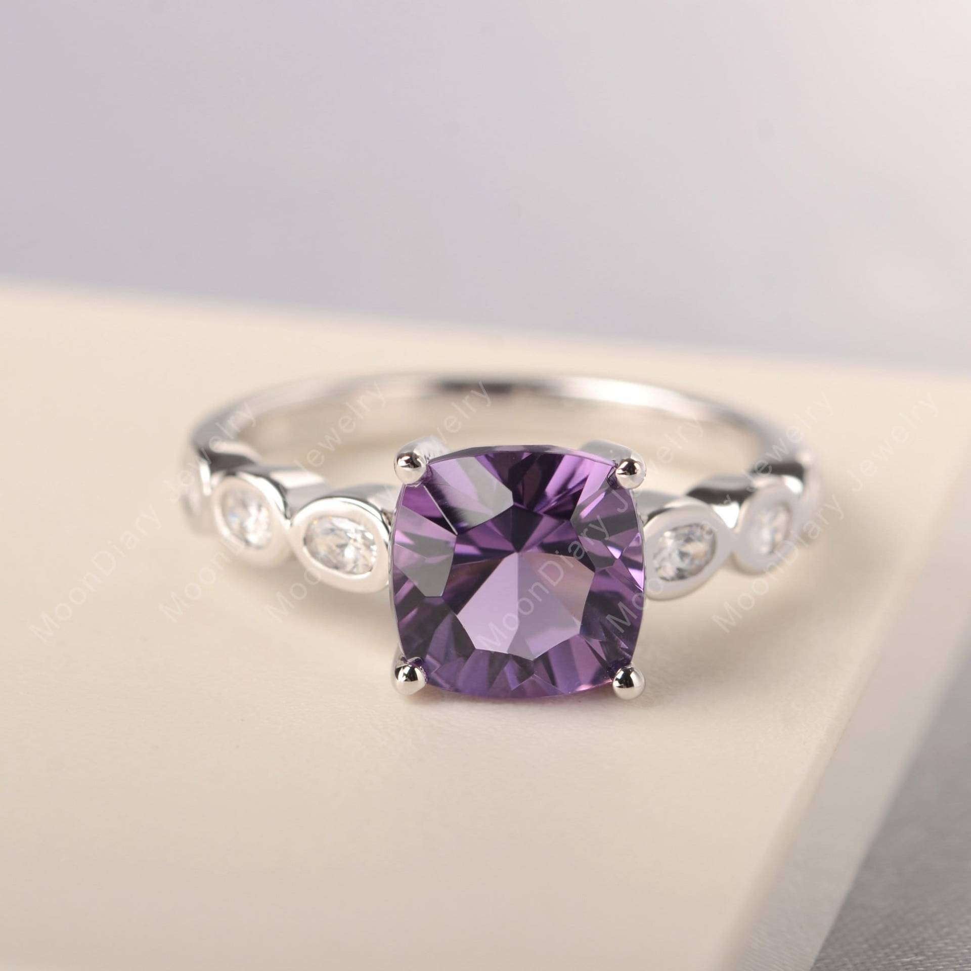 Handgemachte Amethyst Hochzeit Ring Kissen Geschnitten Lila Stein Sterling Silber Februar Geburtsstein Angepasst Ring von MoonDiaryJewelry