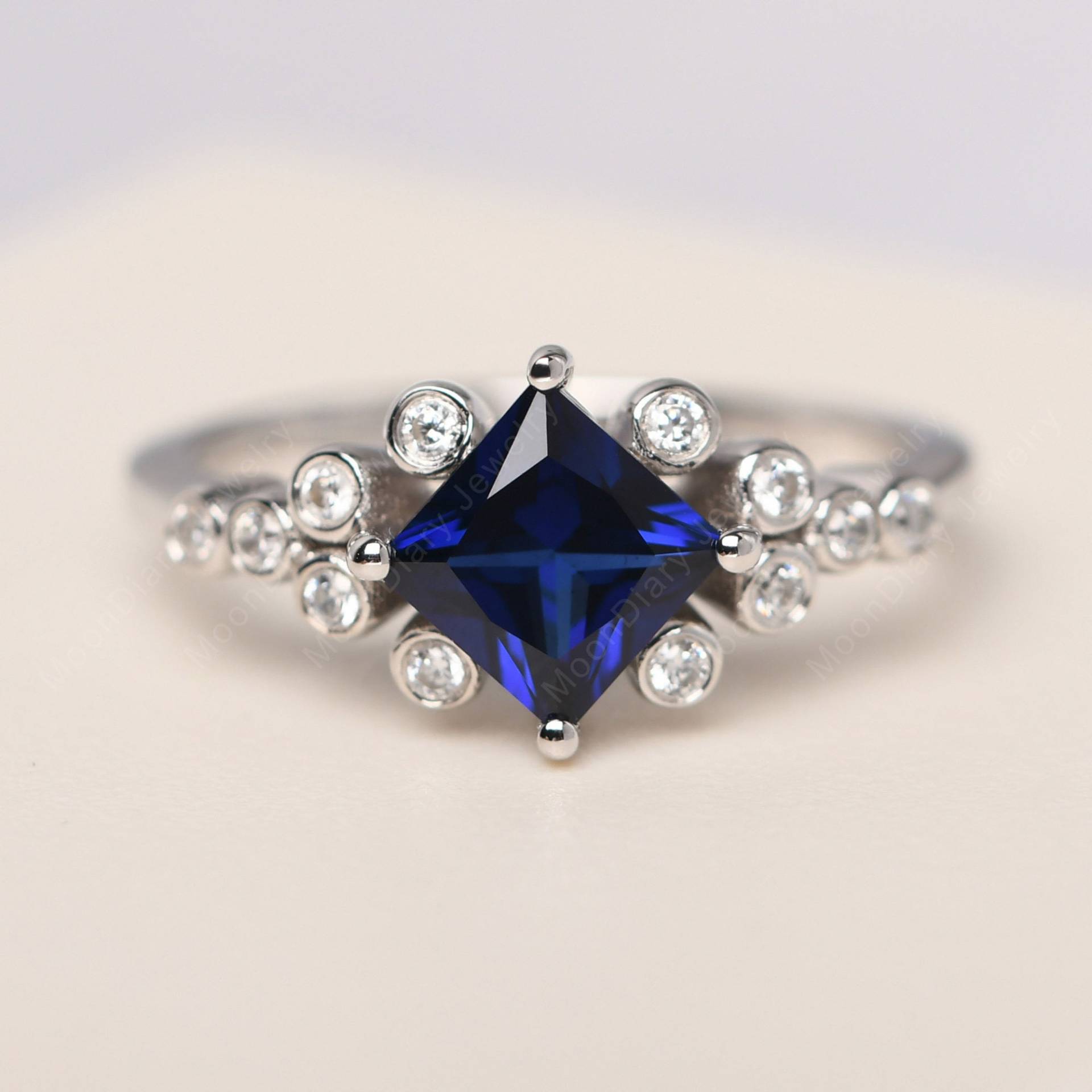 Handgemachter Unikat Blauer Saphir Verlobungsring Massives Sterling Silber Prinzessinnenschliff Cluster Ring September Geburtsstein von MoonDiaryJewelry