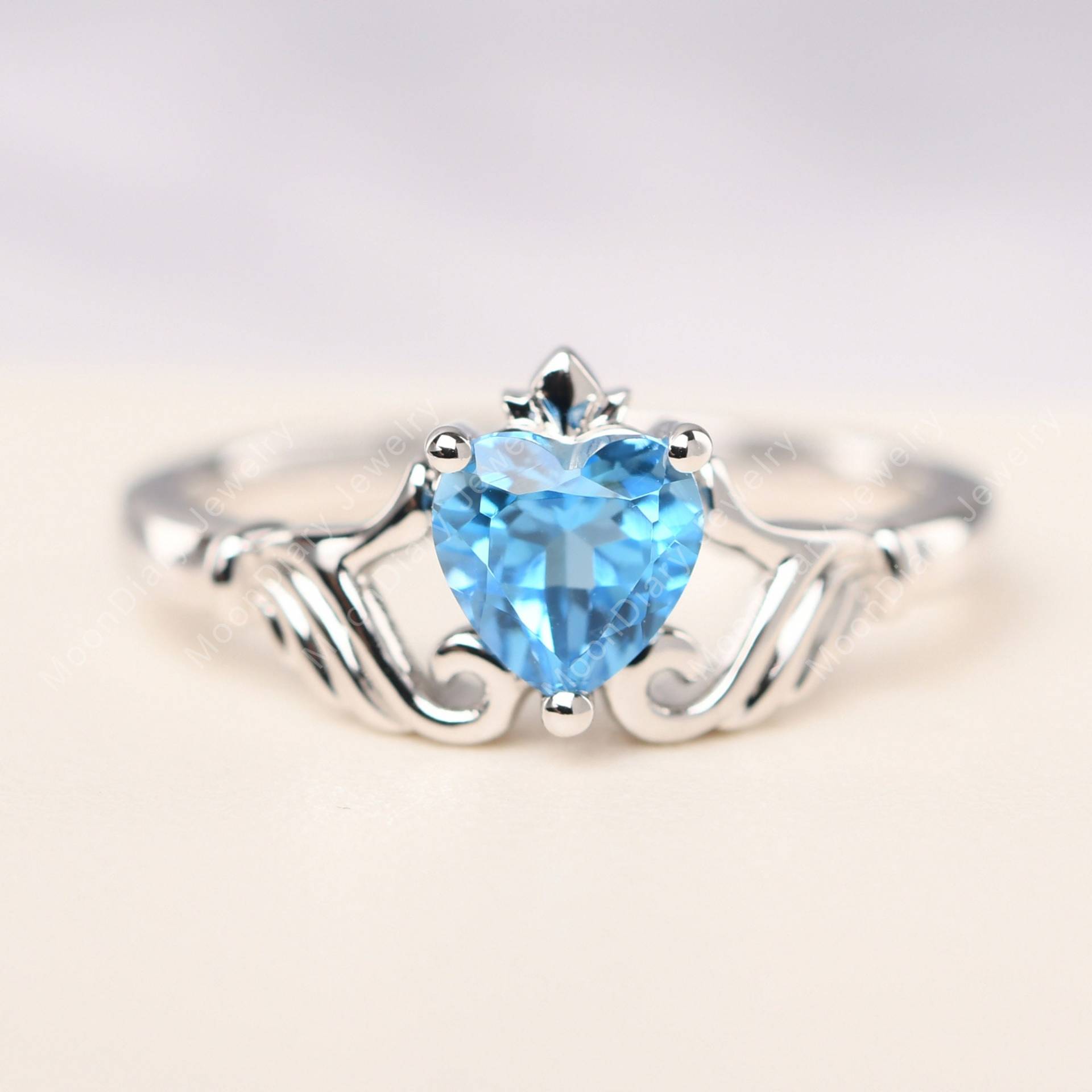 Herzförmiger Schweizer Blautopas Claddagh Ehering Sterling Silber November Geburtsstein Ring von MoonDiaryJewelry