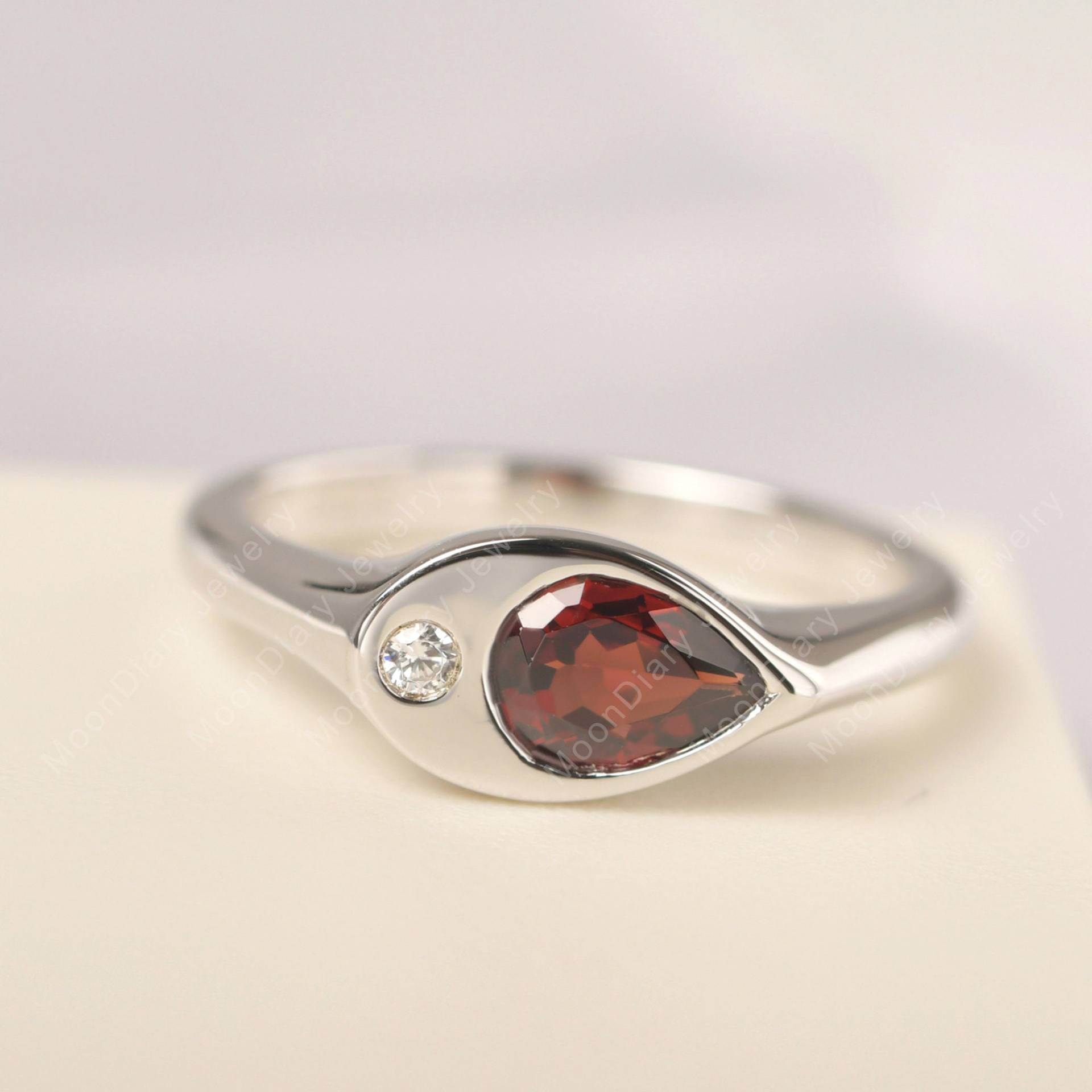 Januar Geburtsstein Echter Granat Jahrestag Ring Solide 14K Weißgold Birne Geschnitten Roten Edelstein Siegelring Januar Geburtsstein Echter Granat Jahrestag Ring Solide 14K Weißgold Birne Geschnitten Roten Edelstein Siegelring von MoonDiaryJewelry