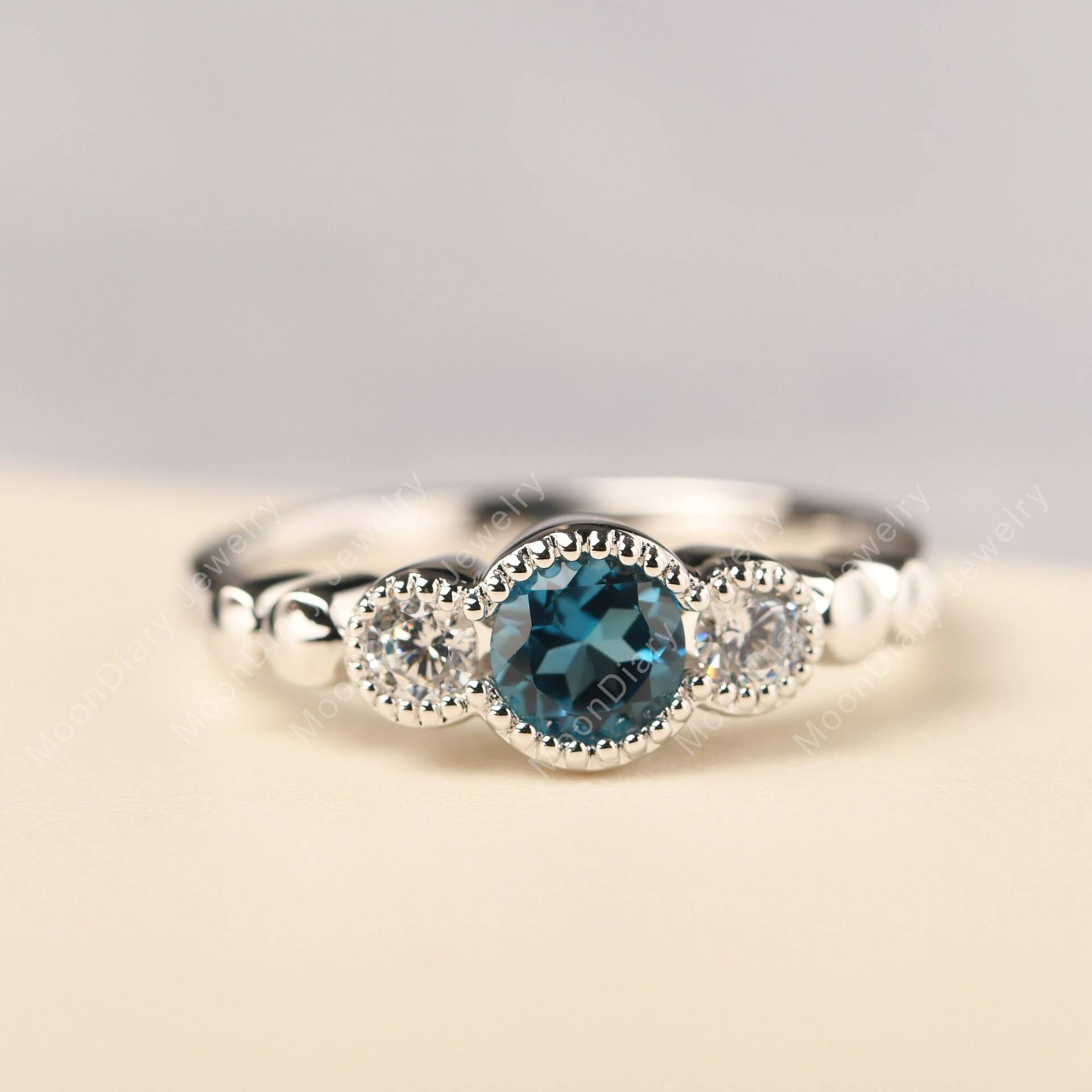 London Blautopas Milgrain Ring Runde Vintage Vorschlag Sterling Silber November Geburtsstein London Blautopas Milgrain Ring Runde Vintage Vorschlag Sterling Silber November Geburtsstein von MoonDiaryJewelry