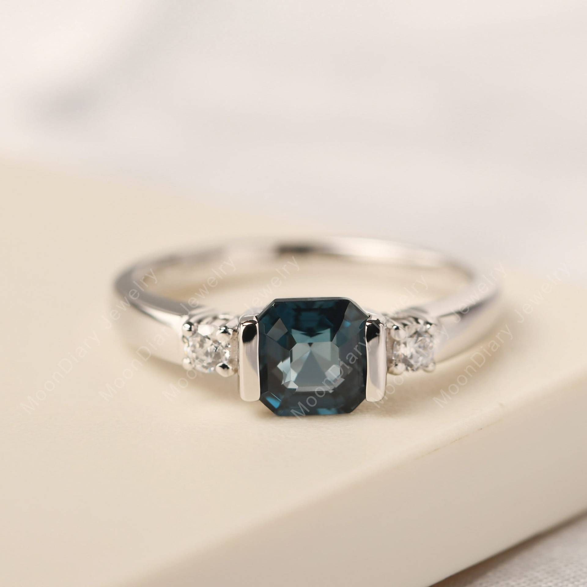 London Blautopas November Geburtsstein Ring Asscher Cut Schlichter Ehering von MoonDiaryJewelry