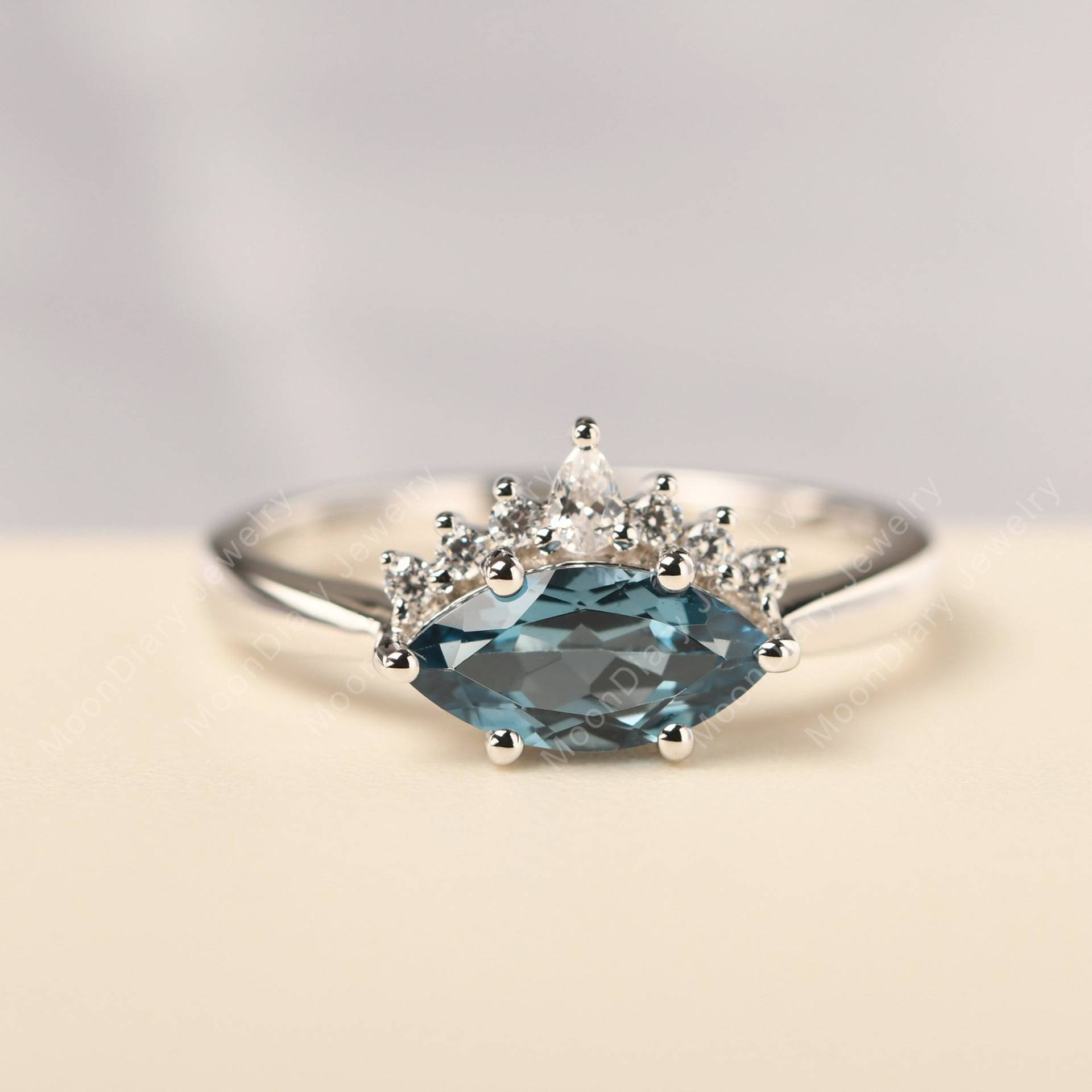 London Blautopas Ost West Ring Krone Ehering Marquise Schliff 14K Weiß Gold November Geburtsstein von MoonDiaryJewelry