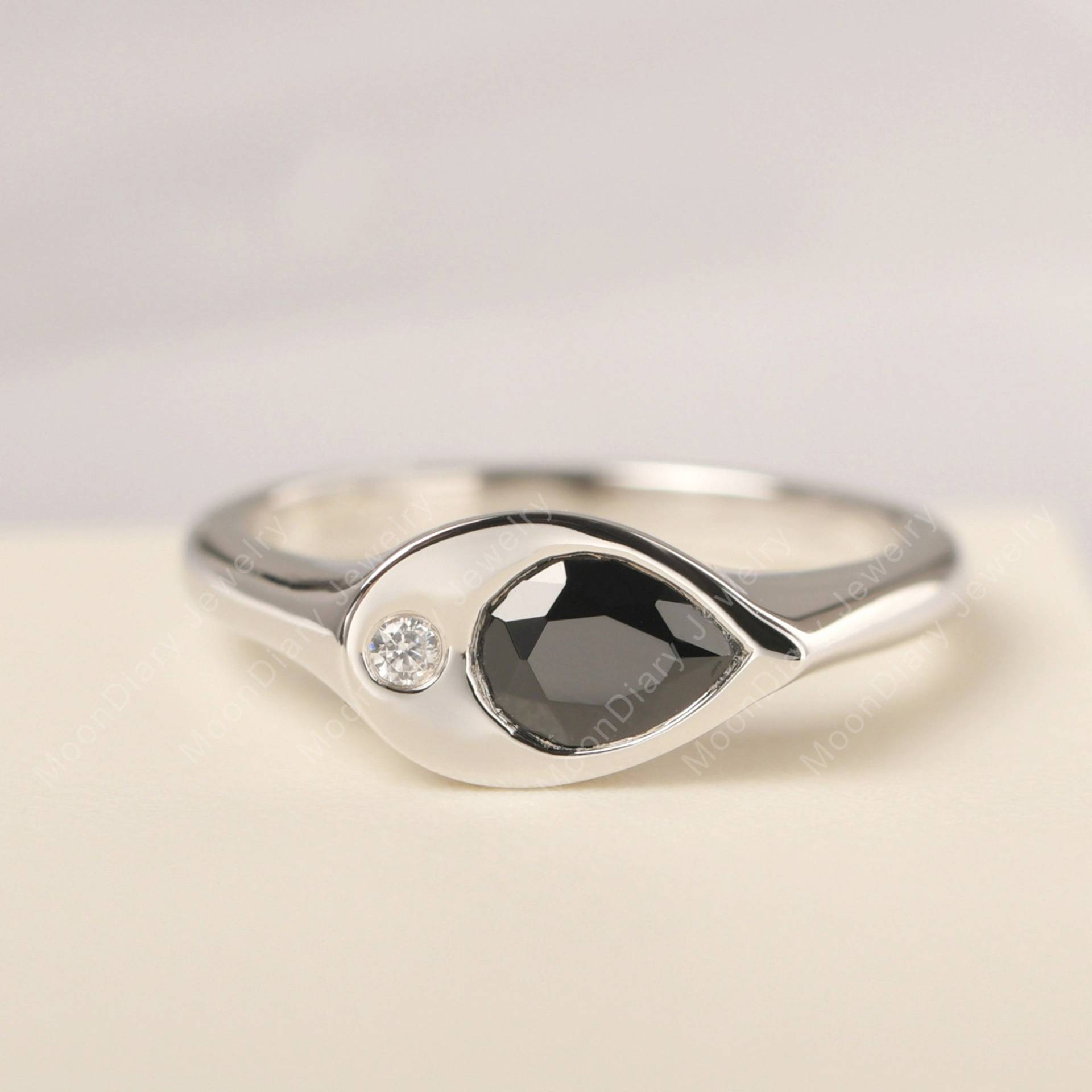 Lünette Set Versprechensring Massiver Silber Tropfen Schwarzer Spinell Signet Ring von MoonDiaryJewelry