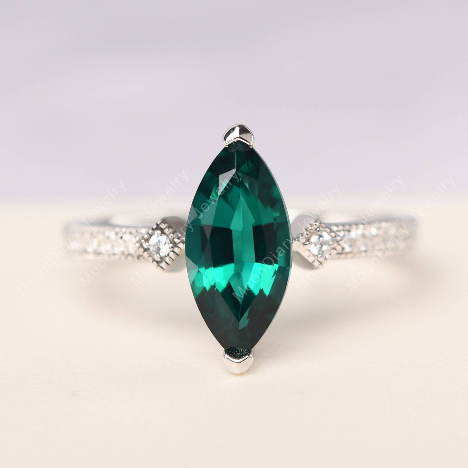 Marquise Cut Smaragd Ehering Silber Vintage Art Deco Ring Mai Geburtsstein von MoonDiaryJewelry