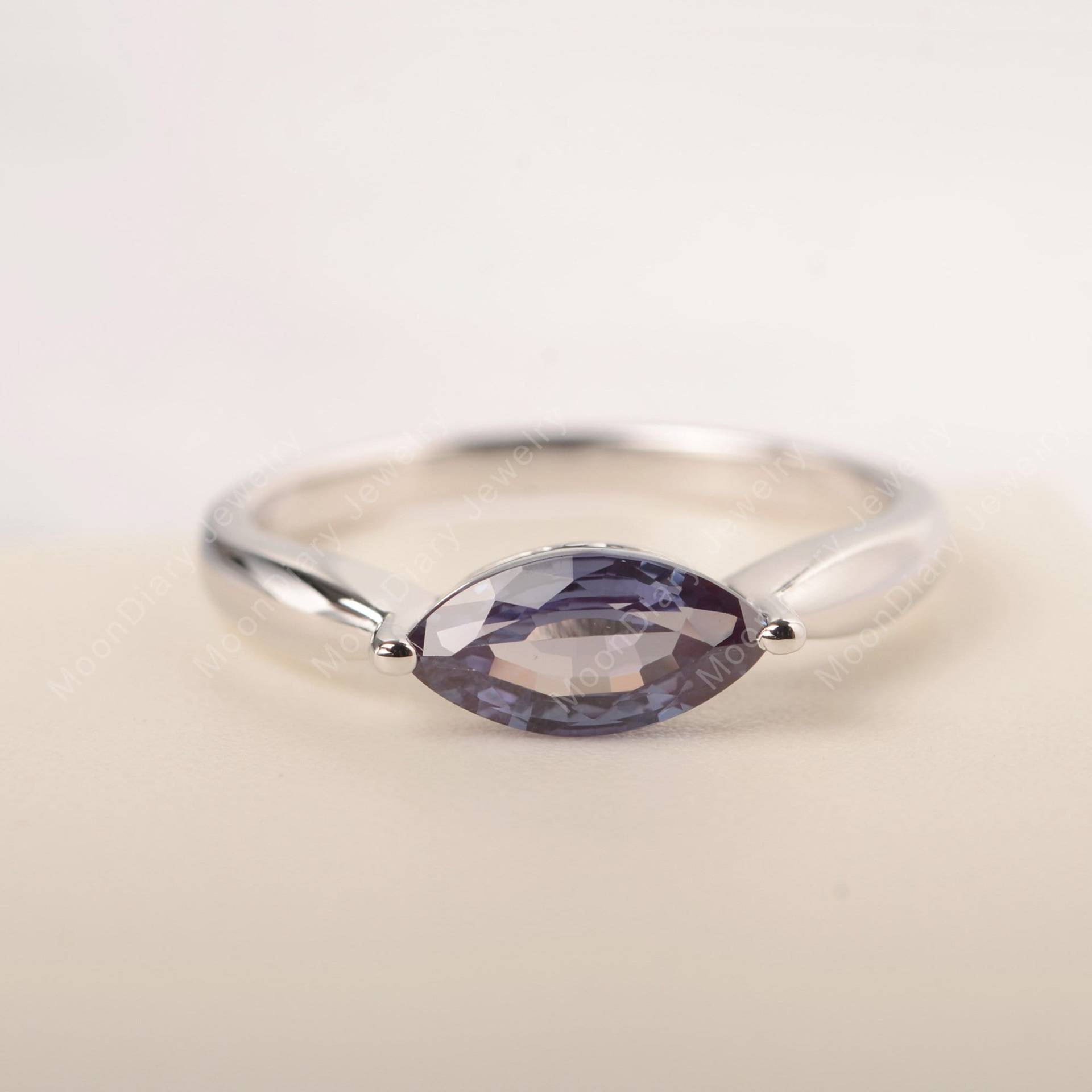 Marquise Geschnitten Alexandrit Verlobungsring Sterling Silber Farbe Ändern Stein Solitär Ehering Juni Geburtsstein von MoonDiaryJewelry