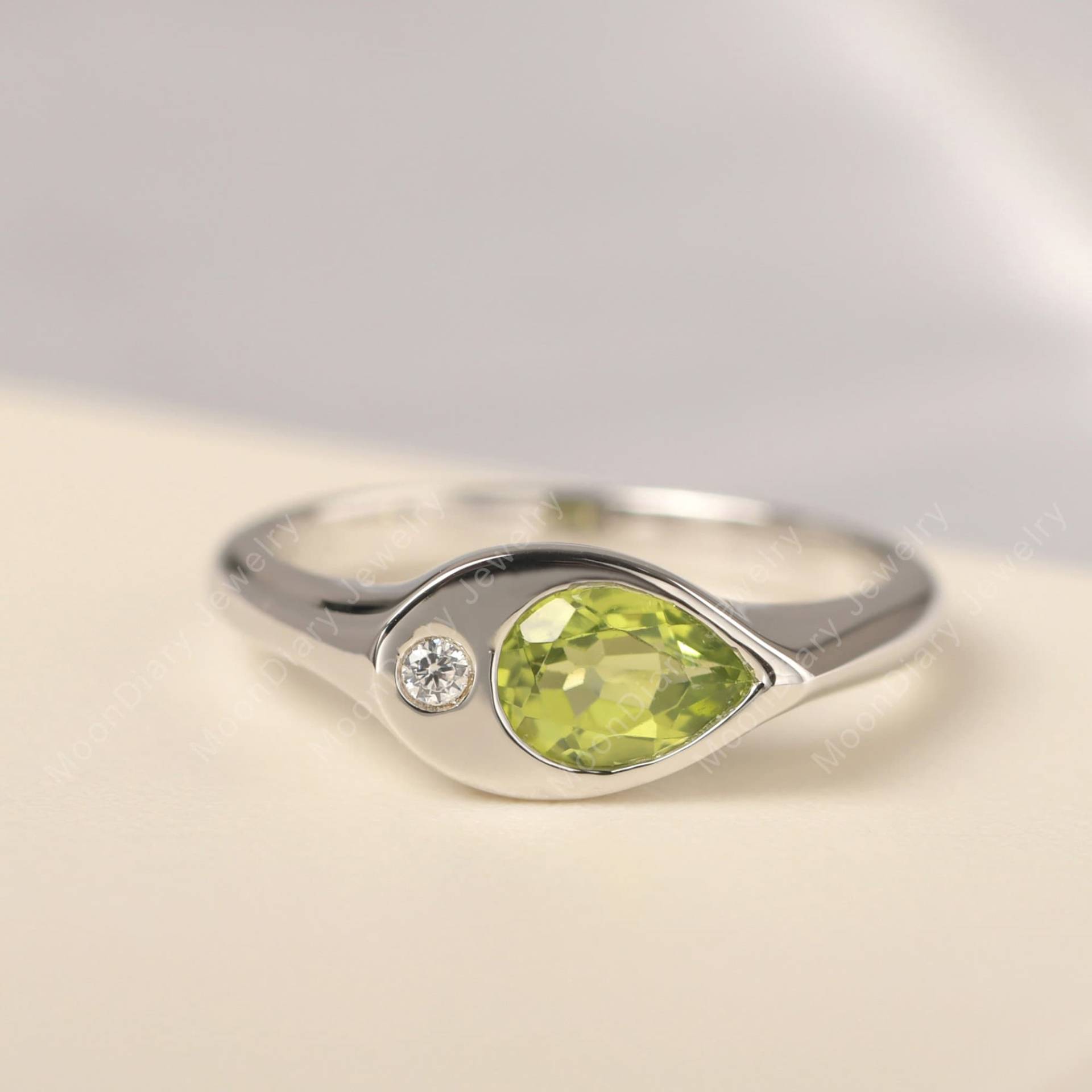 Natürlicher Peridot Signet Ring Massives Silber Eleganter Ehering August Geburtsstein von MoonDiaryJewelry