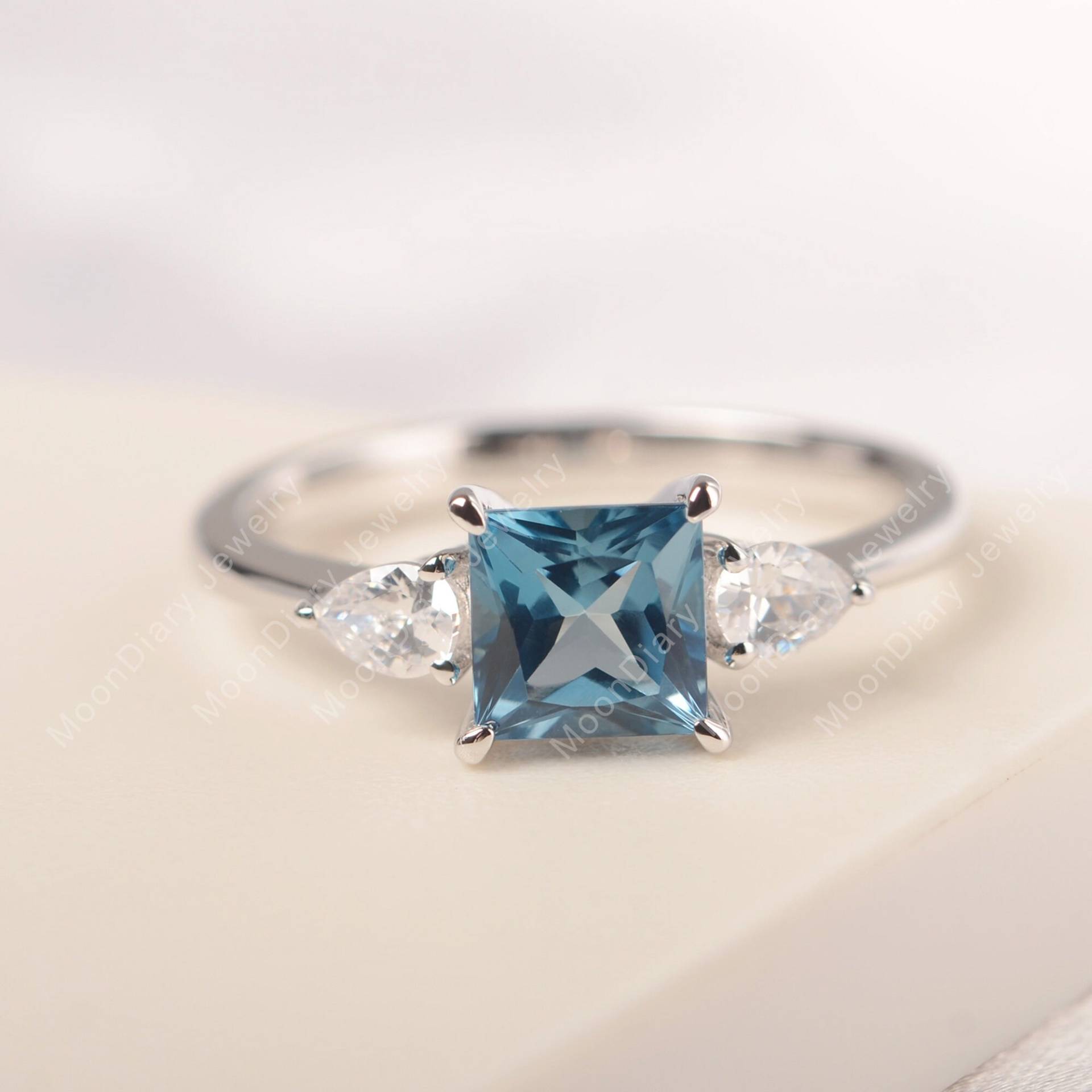 November Geburtsstein Echt London Blautopas Statement Ring Massiv Silber Princess Cut Drei Steinring November Geburtsstein Echt London Blautopas Statement Ring Massiv Silber Princess Cut Drei Steinring von MoonDiaryJewelry