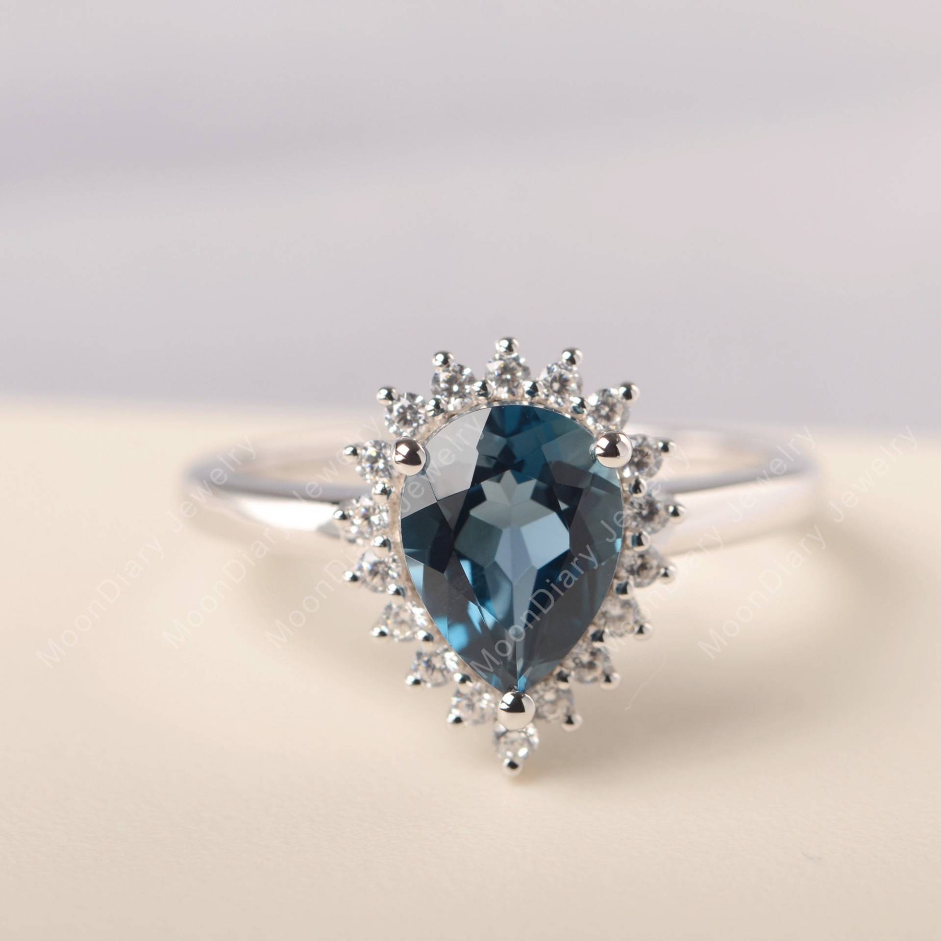 November Geburtsstein Echte London Blau Topas Jahrestag Ring Birne Geschnitten Edelstein Halo Graduierung Geschenke von MoonDiaryJewelry