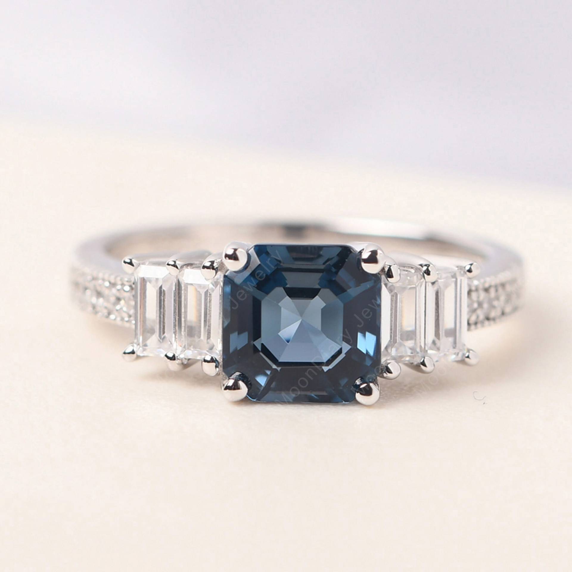 November Geburtsstein Ring Asscher Cut London Blau Topas Verlobungsring Weihnachtsgeschenk von MoonDiaryJewelry