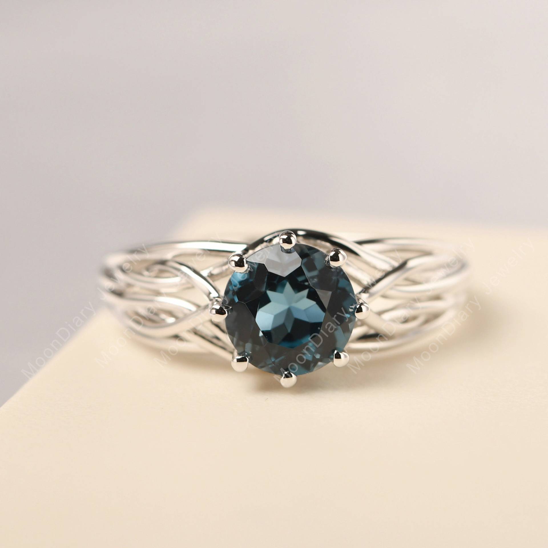 November Geburtsstein Ring Echte London Blau Topas Rundschliff Massiven Sterling Silber Solitär Verlobungsring November Geburtsstein Ring Echte London Blau Topas Rundschliff Massiven Sterling Silber Solitär Verlobungsring von MoonDiaryJewelry