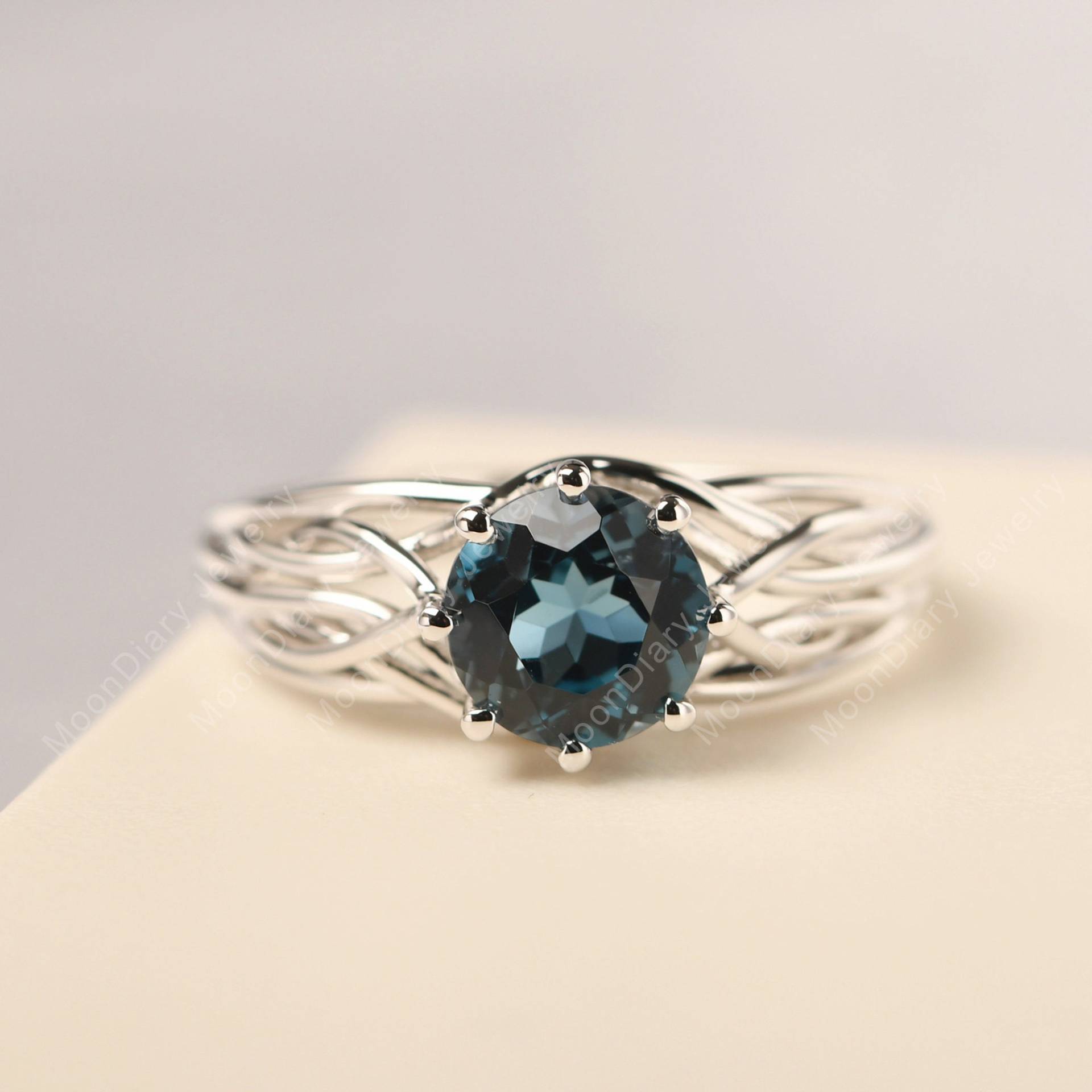 November Geburtsstein Ring Echt London Blau Topas Rund Geschnitten Massives Sterling Silber Solitär Verlobungsring von MoonDiaryJewelry