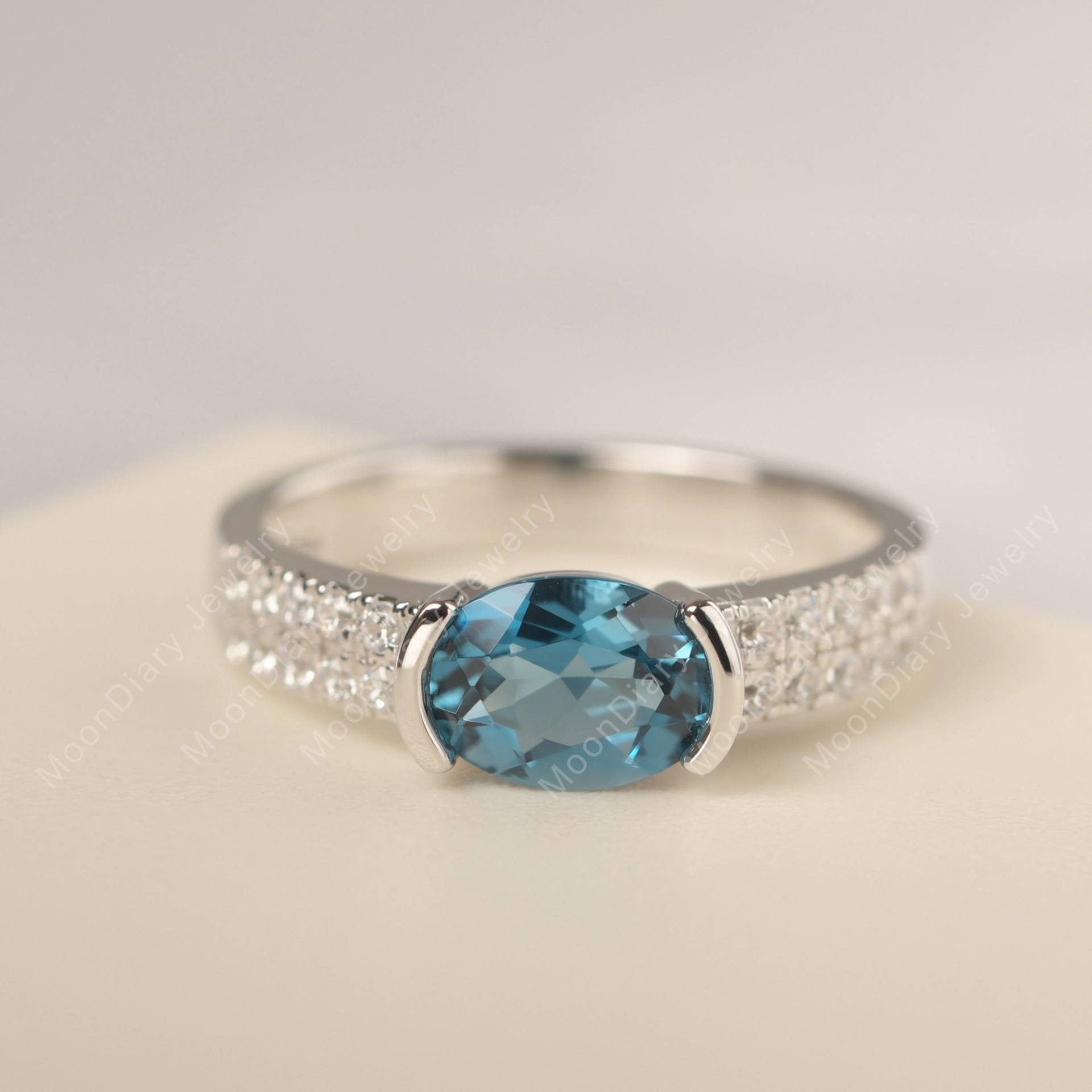 November Geburtsstein Ring London Blau Topas Jahrestag Sterling Silber Oval Schliff Unikat Geschenke von MoonDiaryJewelry