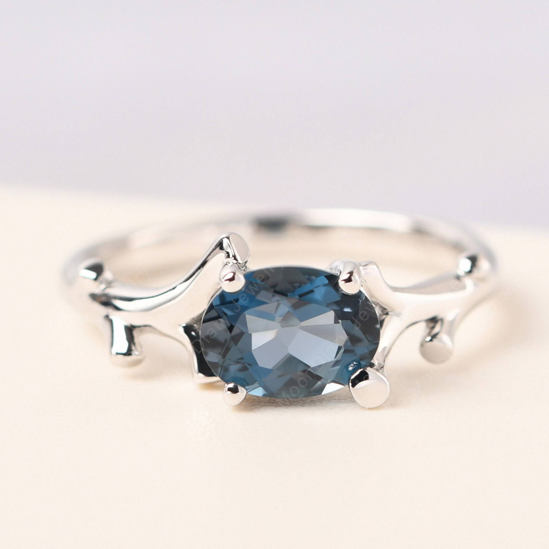 November Geburtsstein Ring Silber Oval Geformt London Blau Topas Zweig Jahrestag von MoonDiaryJewelry