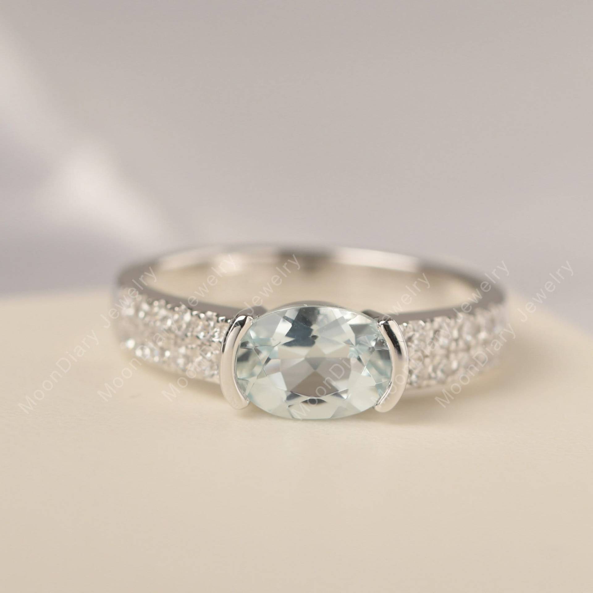 Oval Geschliffener Natürlicher Aquamarin Jubiläumsring Massives Sterling Silber Ost West Ring März Geburtsstein von MoonDiaryJewelry