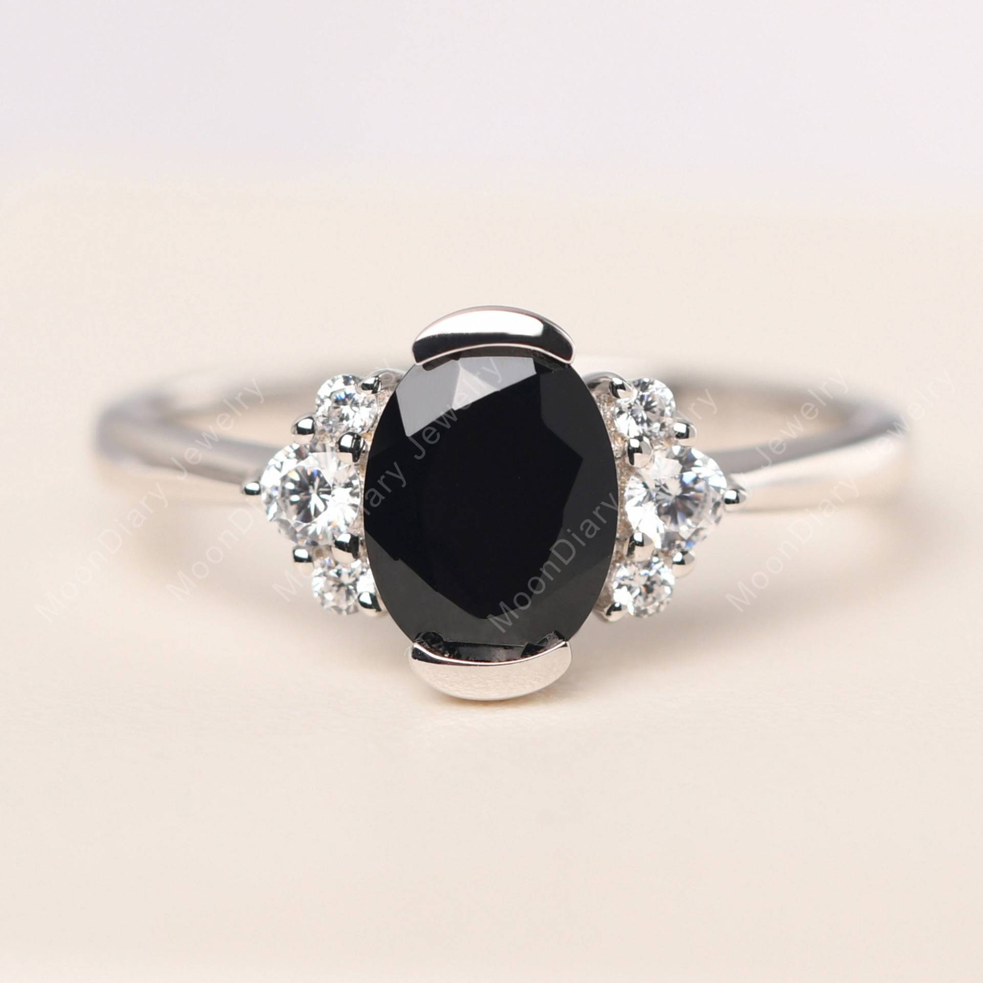 Oval Geschnittener Schwarzer Spinell-statementring 14K Goldschwarzsteinring Mit Clusterseitenstein Oval Geschnittener Schwarzer Spinell-statementring 14K Goldschwarzsteinring Mit Clusterseitenstein von MoonDiaryJewelry