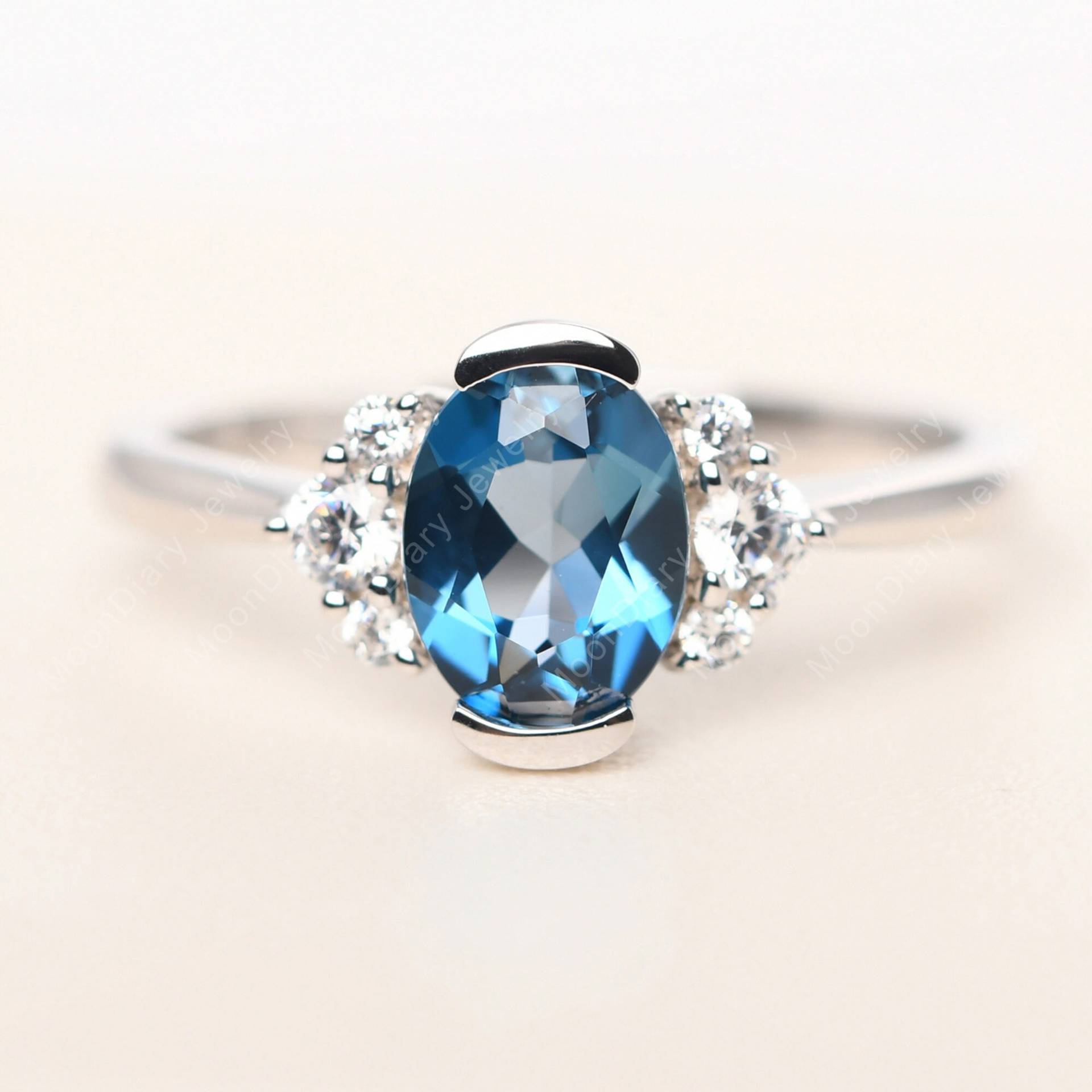 Oval London Blau Topas Verlobungsring Mit Seitenstein Sterling Silber November Geburtsstein Ring Oval London Blau Topas Verlobungsring Mit Seitenstein Sterling Silber November Geburtsstein Ring von MoonDiaryJewelry