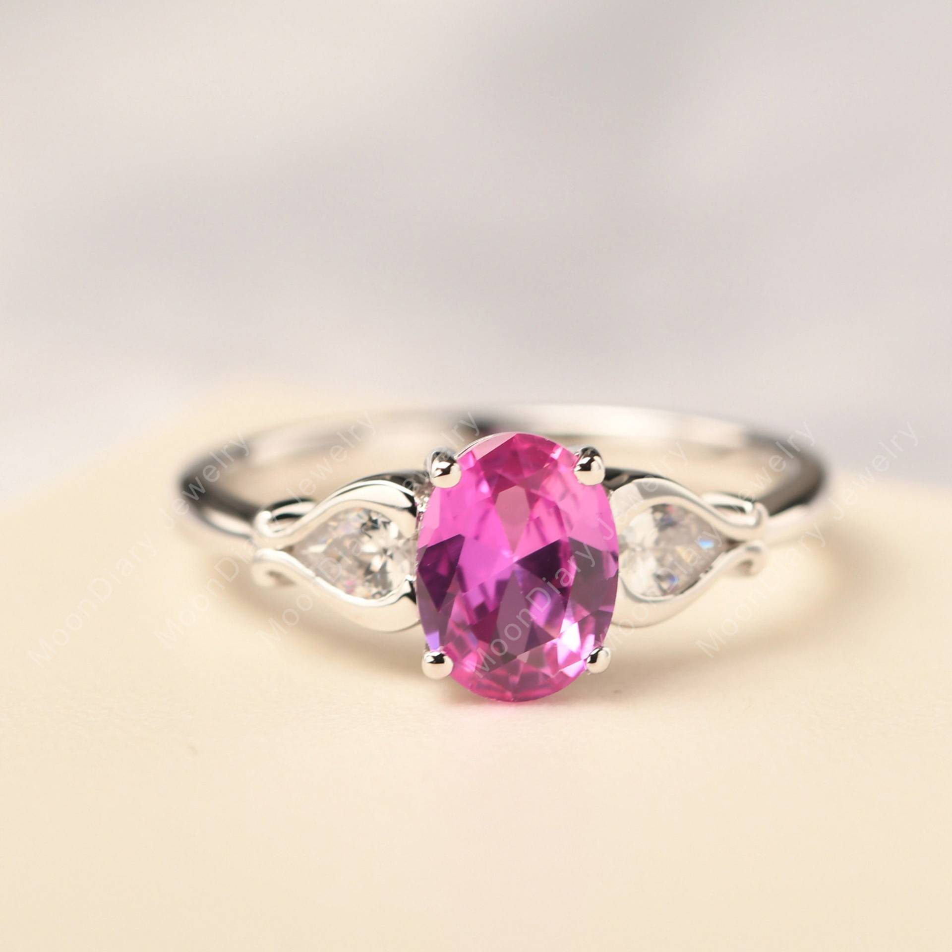 Ovaler Rosa Saphir Versprechensring Silber Drei Stein Jubiläumsring von MoonDiaryJewelry