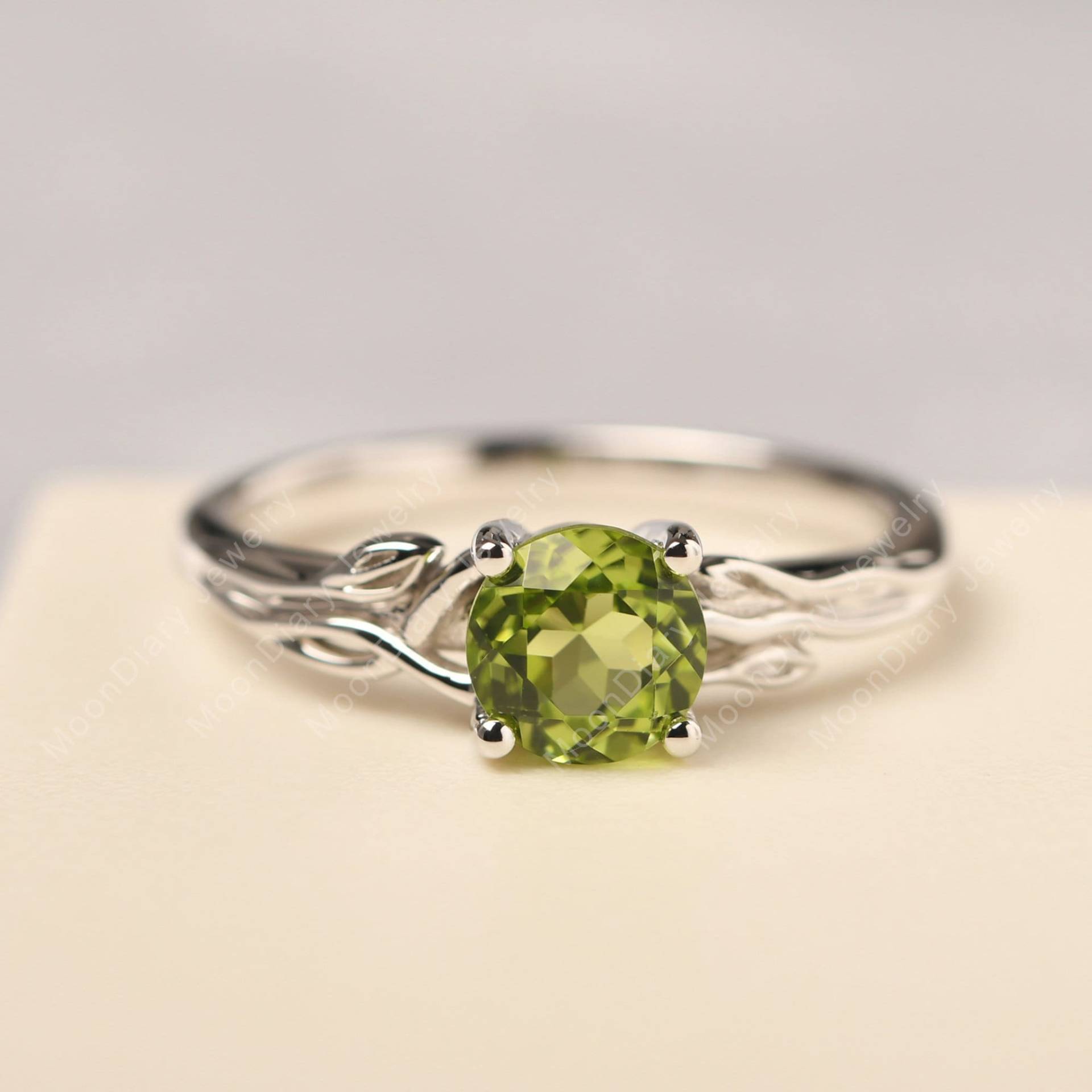 Peridot August Geburtsstein Ring Rund Geformt Grüner Stein Ast Mit Blättern Ehering von MoonDiaryJewelry