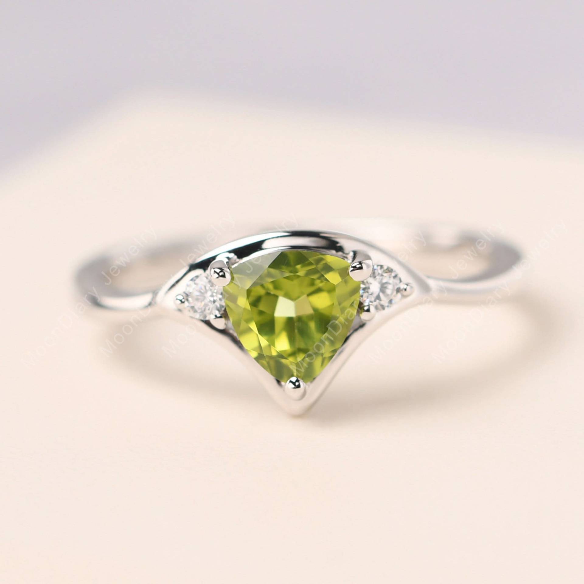 Peridot Ring Sterling Silber Fächerförmiger Chevron August Geburtsstein von MoonDiaryJewelry