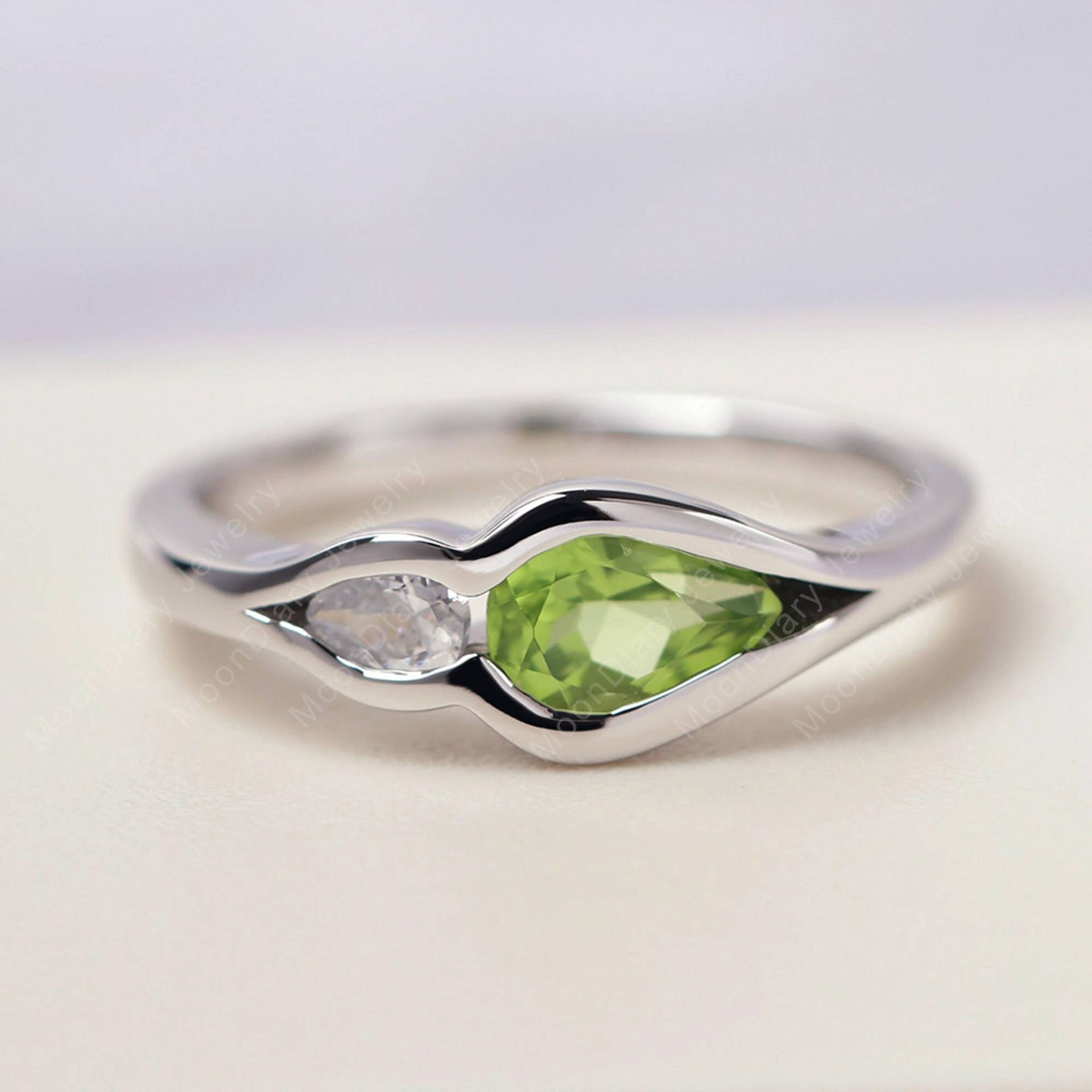 Peridot Verlobungsring Silberrer Birnenförmiger Grüner Stein August Geburtsstein Mütter Ring Peridot Verlobungsring Silberrer Birnenförmiger Grüner Stein August Geburtsstein Mütter Ring von MoonDiaryJewelry