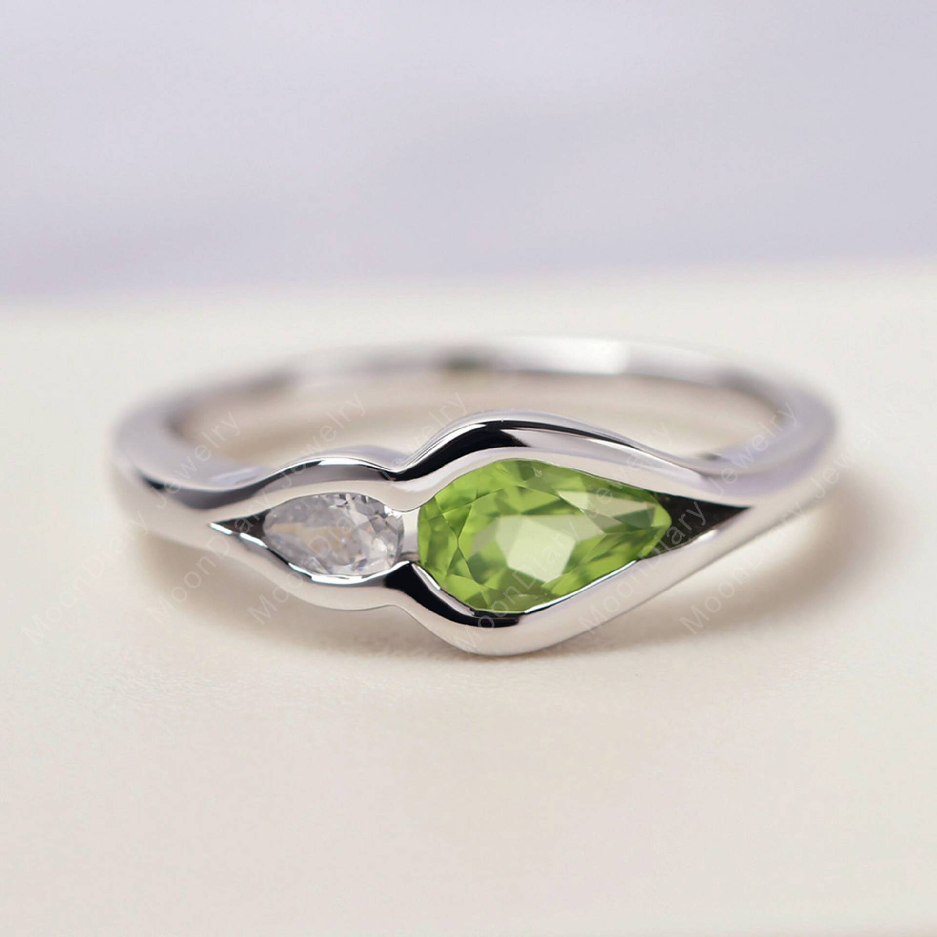 Peridot Verlobungsring Silvrer Birnenförmiger Grüner Stein August Geburtsstein Mutterring von MoonDiaryJewelry