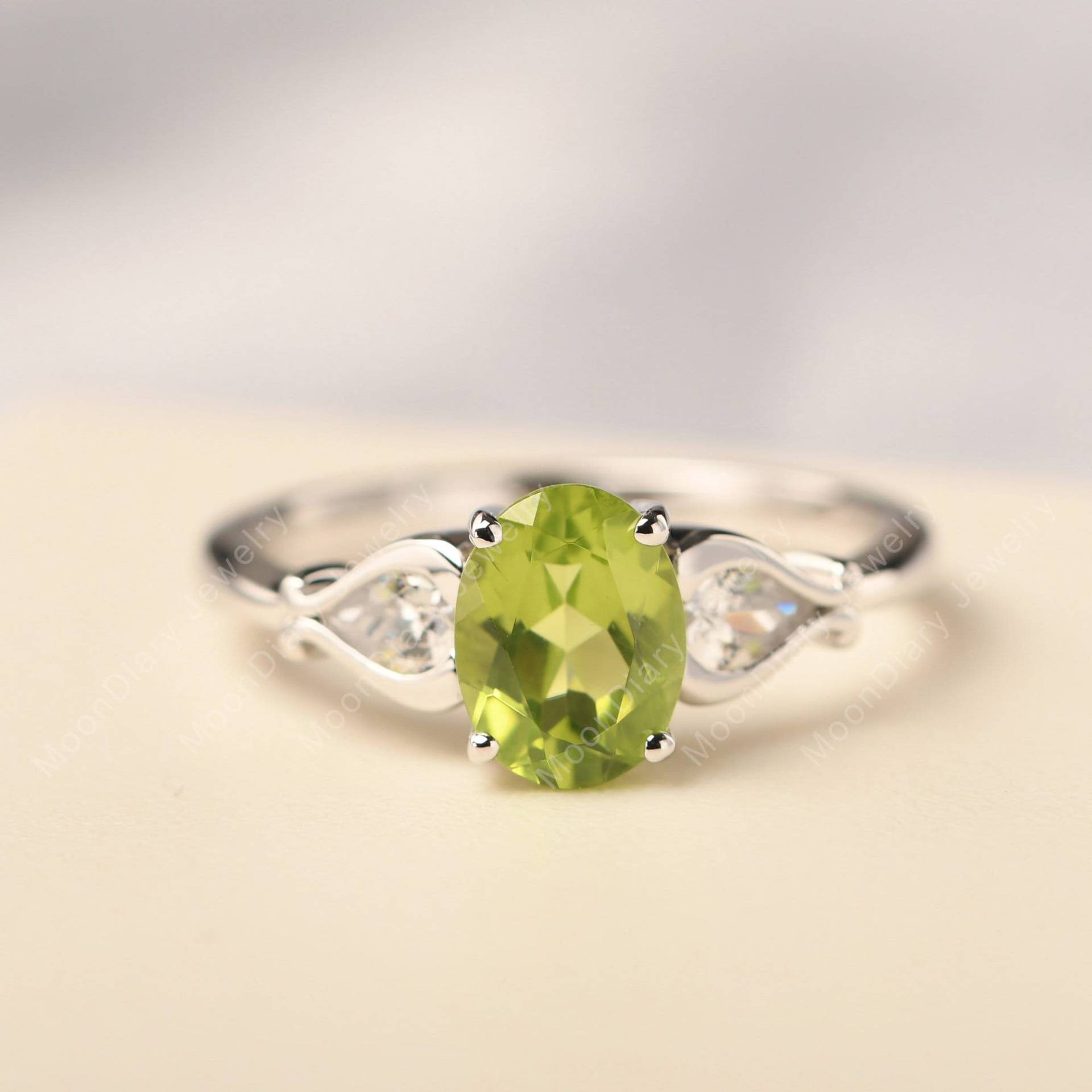 Peridot Verlobungsringe Vintage Oval Ehering Mit Birnen Side Stones August Geburtsstein von MoonDiaryJewelry