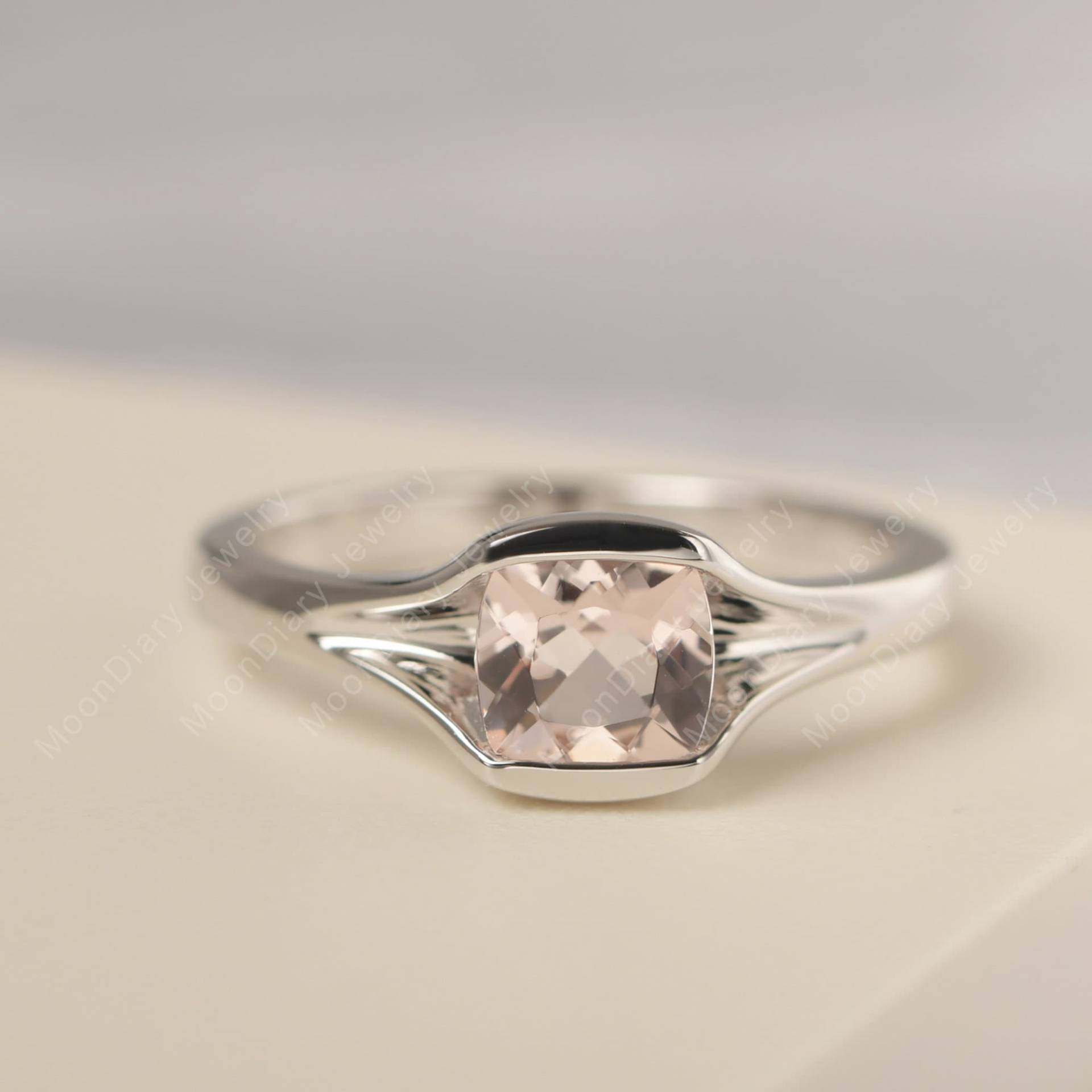 Pink Morganit Jubiläumsring Massiv 14K Weißgold Kissenschnitt Halb Lünette Set Unikat Design Ring von MoonDiaryJewelry