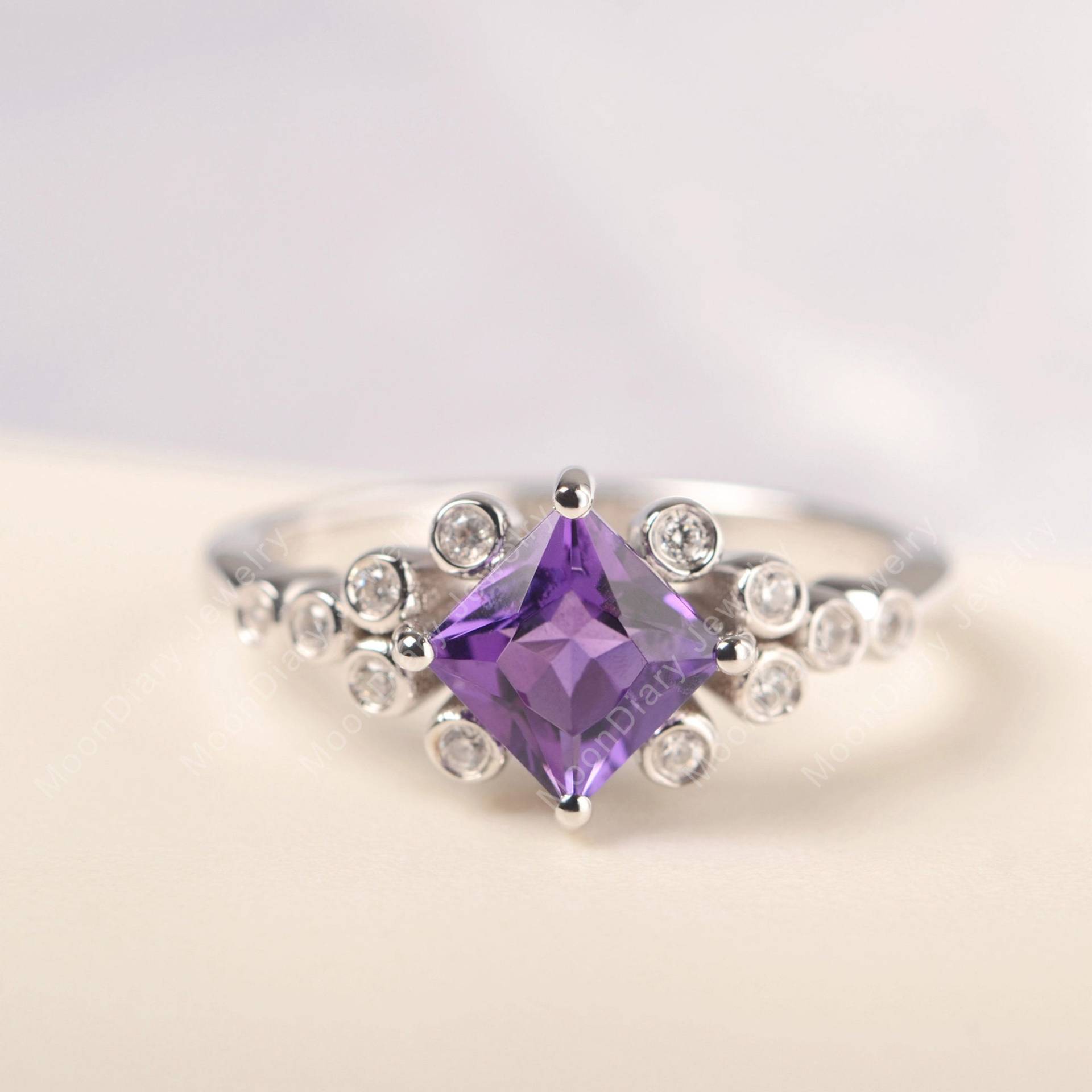 Prinzessin Geschnitten Amethyst Ehering Vintage Cluster Ring Lila Edelstein Februar Geburtsstein von MoonDiaryJewelry