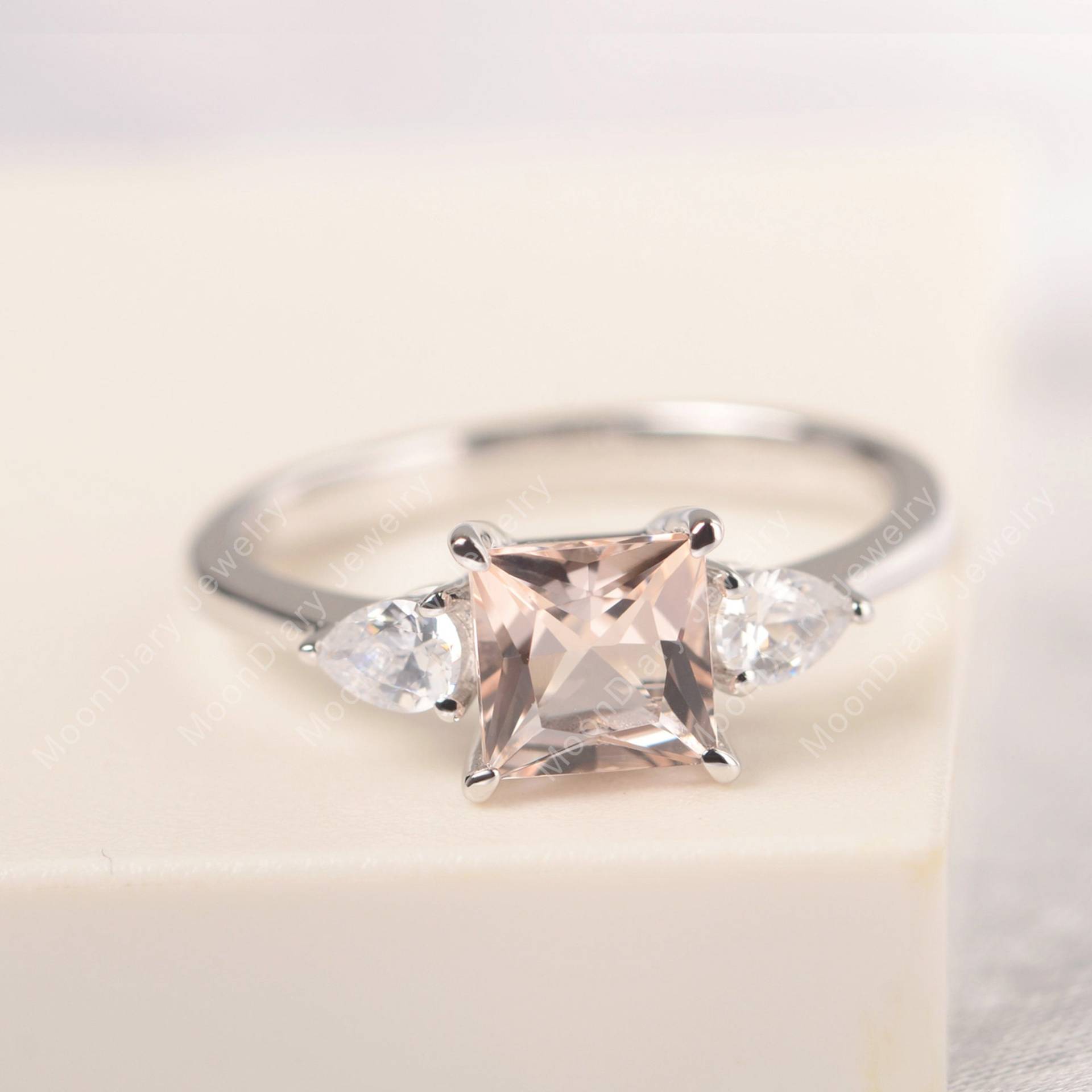 Prinzessin Geschnitten Morganit Verlobungsring Solide Sterling Silber Rosa Edelstein Drei Stein Cocktail-Ring Für Frauen von MoonDiaryJewelry