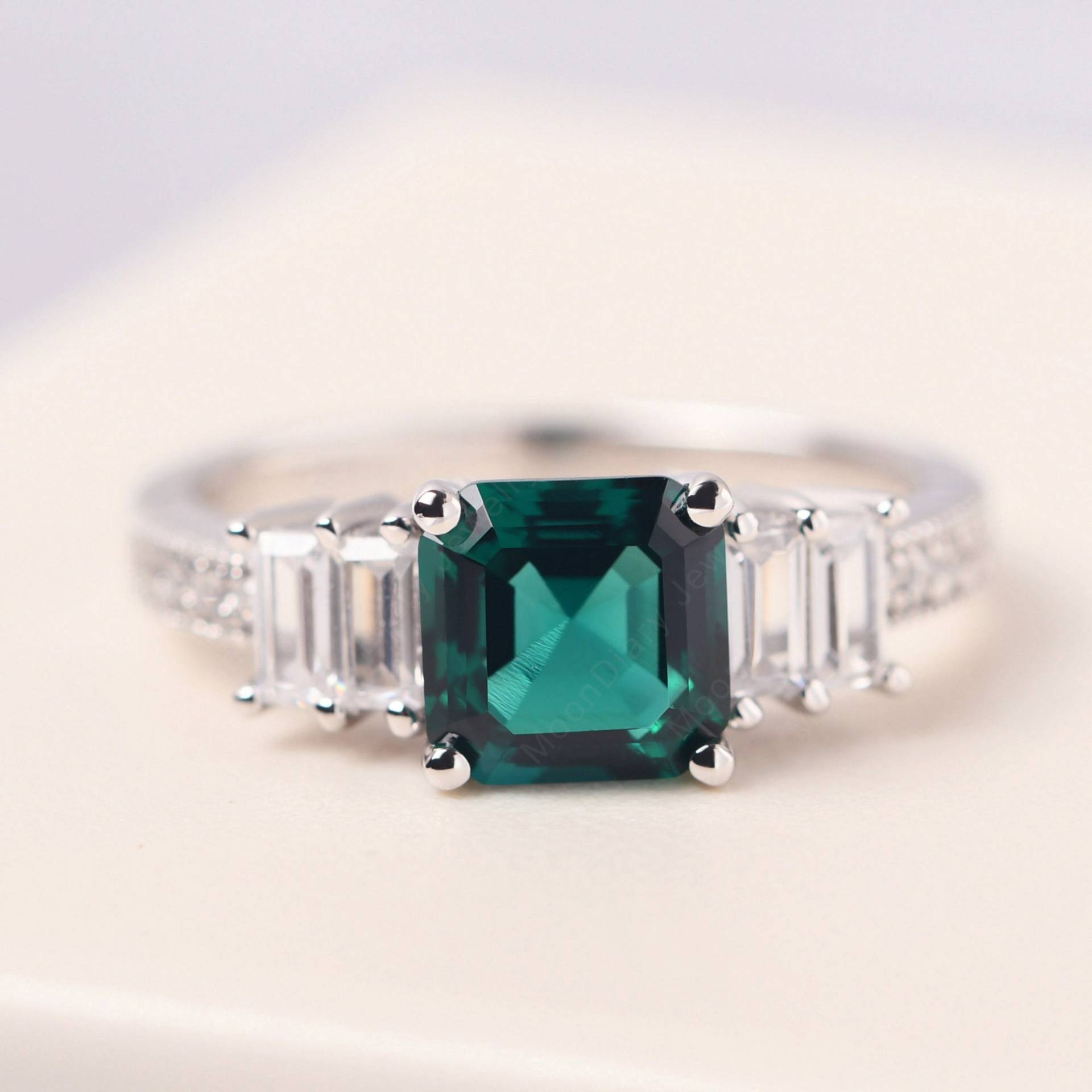 Retro Benutzerdefinierte Smaragd Cocktail Baguette Seitenstein Massiv Silber Mai Geburtsstein Ring Retro Benutzerdefinierte Smaragd Cocktail Baguette Seitenstein Massiv Silber Mai Geburtsstein Ring von MoonDiaryJewelry
