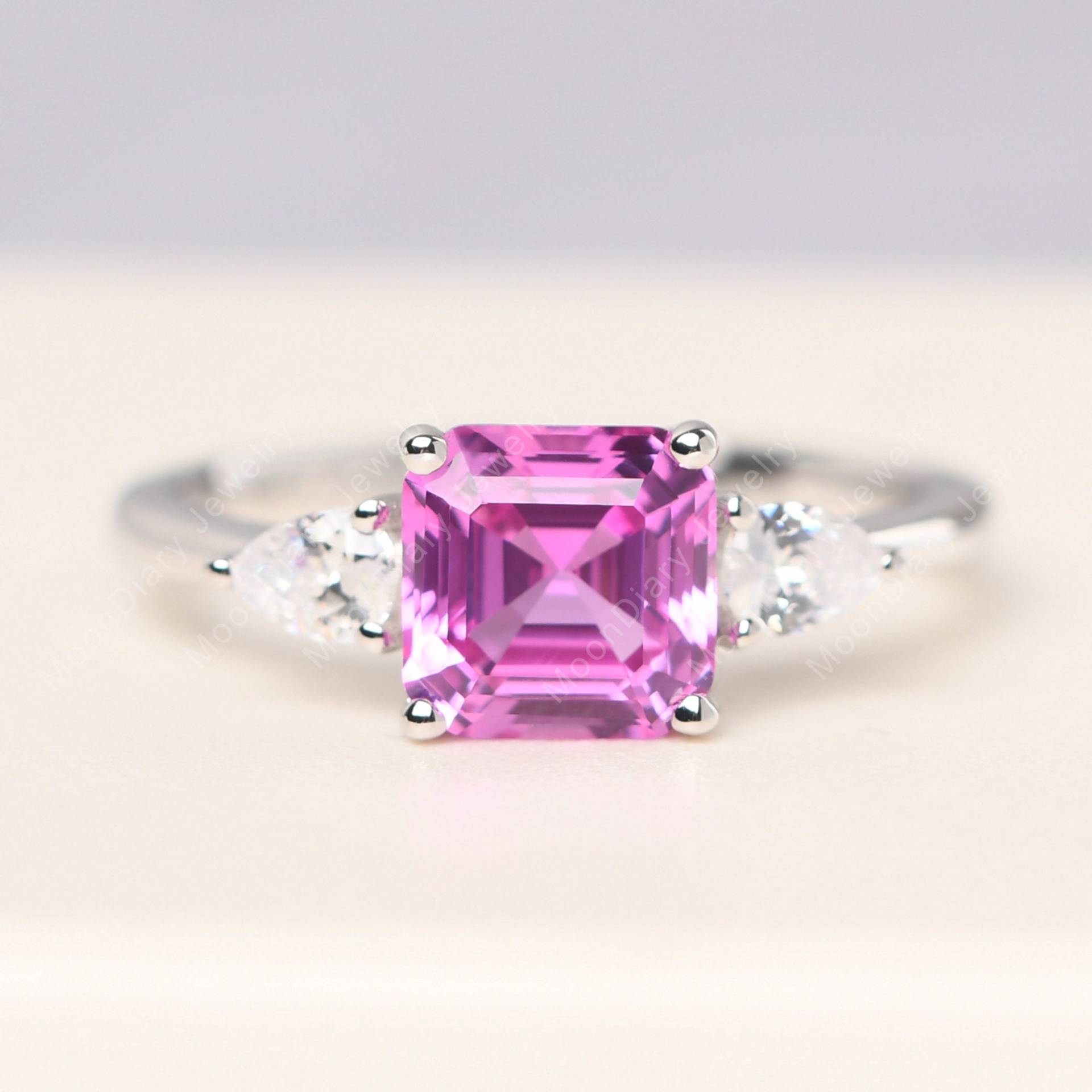 Rosa Saphir Versprechen Ring Mit Seitensteinen Aus Sterling Silber Im Asscher Schliff Rosa Saphir Versprechen Ring Mit Seitensteinen Aus Sterling Silber Im Asscher Schliff von MoonDiaryJewelry