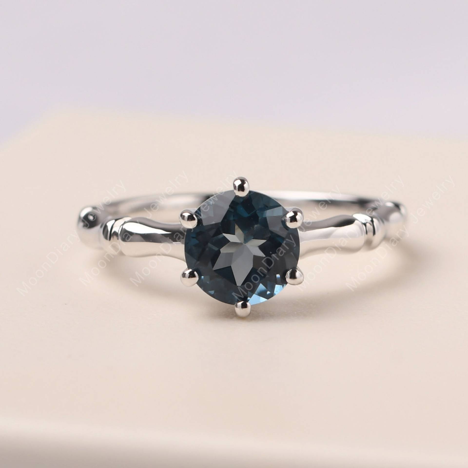 Runder London Blautopas Ring November Geburtsstein Sterling Silber Bambus Jubiläum von MoonDiaryJewelry