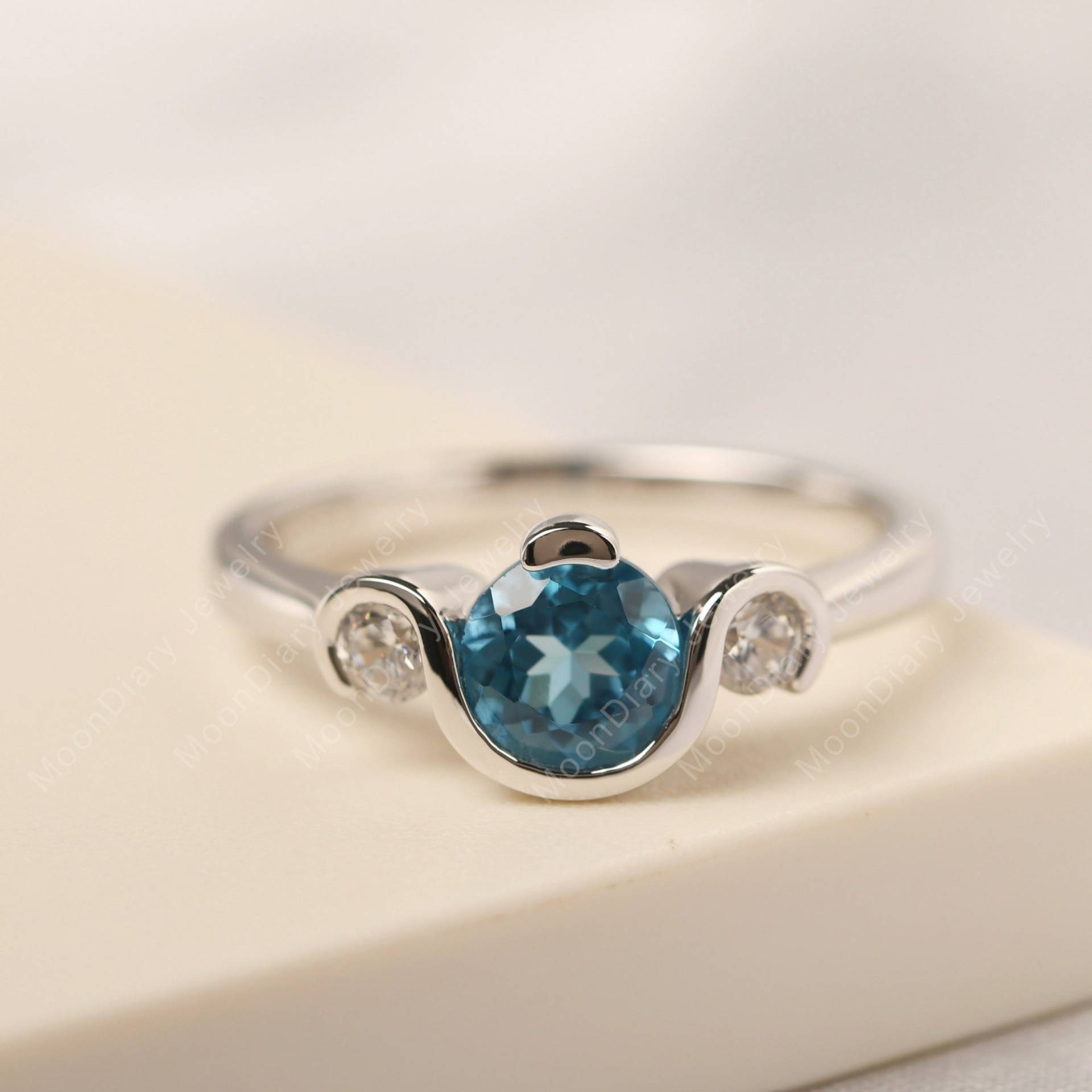 Runder Schweizer Blautopas Versprechensring Sterling Silber November Geburtsstein Ring von MoonDiaryJewelry