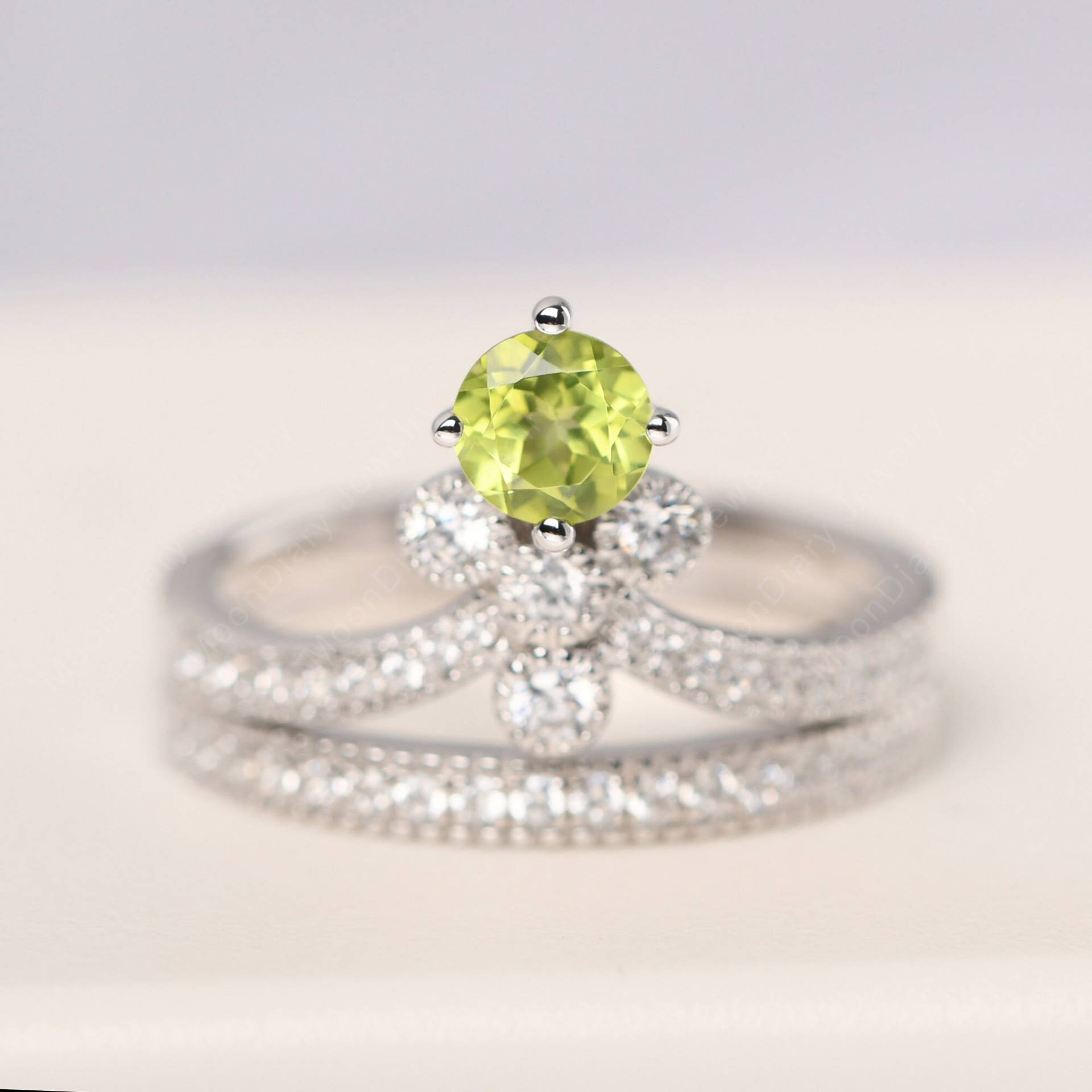 Rundschliff Peridot Brautset Ring Sterling Silber Verlobungsringe Set August Geburtsstein von MoonDiaryJewelry