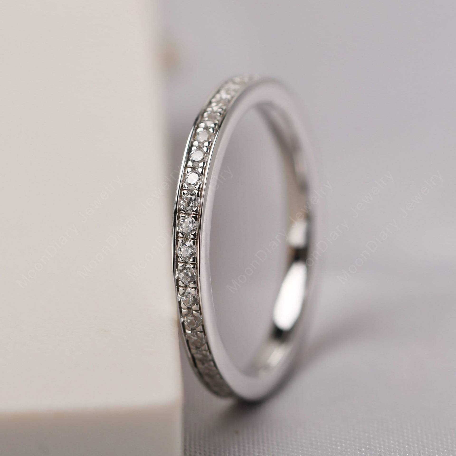 Schlichte Cz Eheringe Rund Geschliffener Zirkonia Simulierter Diamant Eternity Stapelring von MoonDiaryJewelry