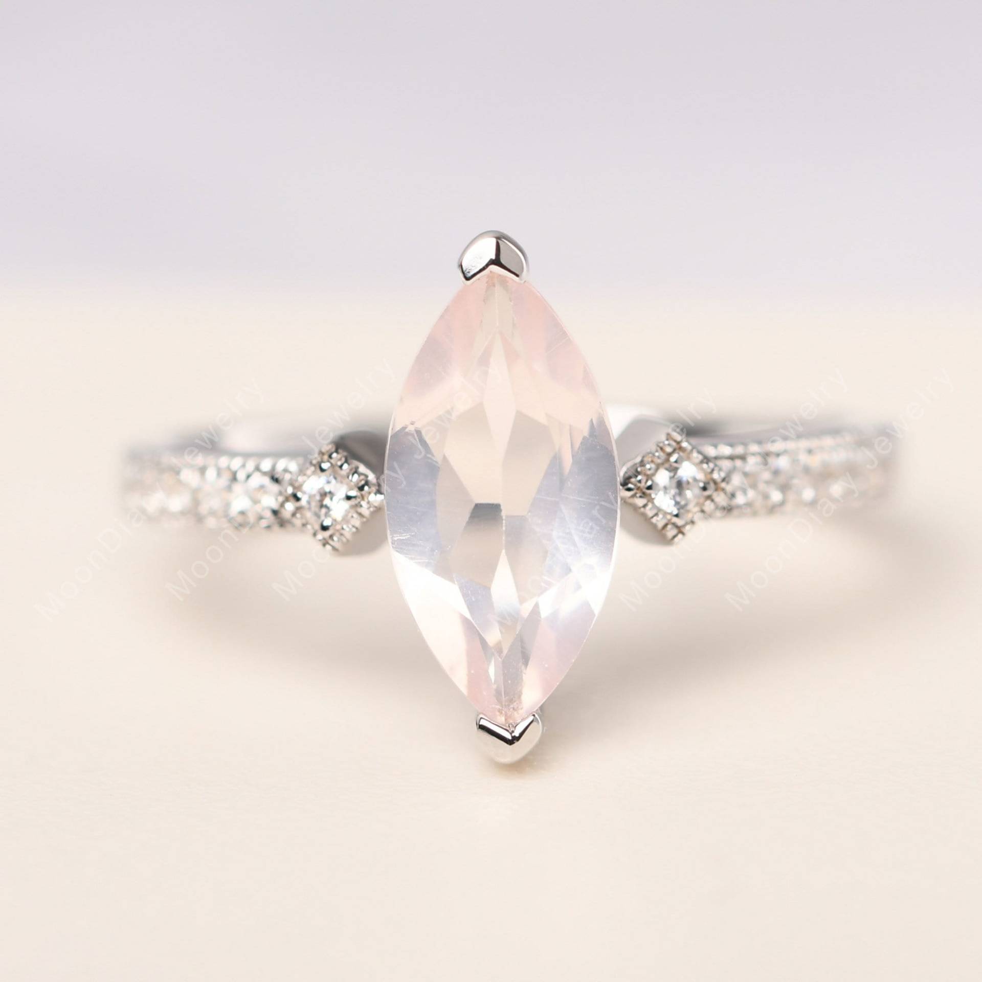 Einfacher Rosenquarz-Brautring Aus Sterlingsilber Im Marquise-Schliff Mit Rosa Quarz Vertikal Verlobungsring Einfacher Rosenquarz-Brautring Aus Sterlingsilber Im Marquise-Schliff Mit Rosa Quarz Vertikal Verlobungsring von MoonDiaryJewelry