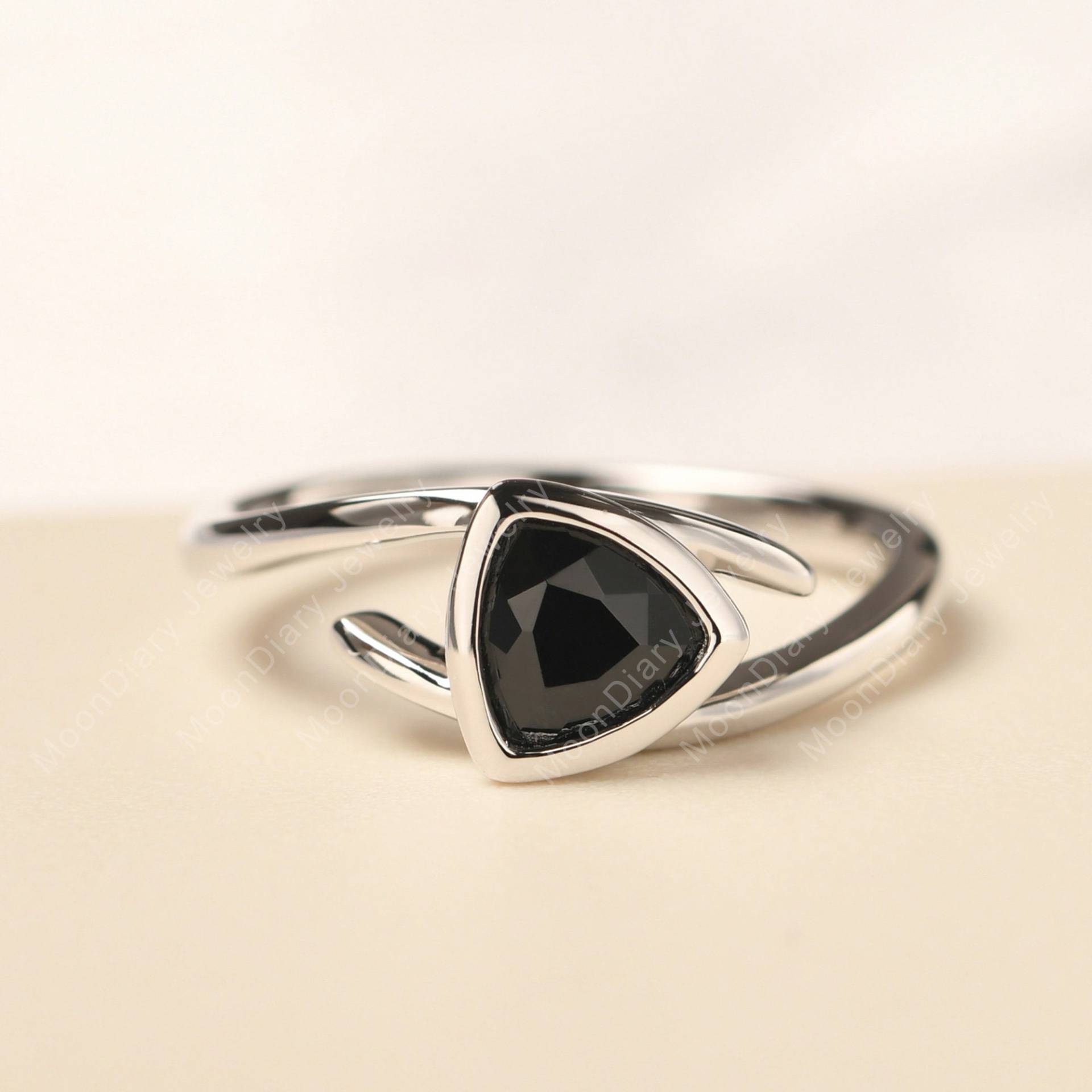 Schlichtes Band Zarter Täglicher Ring Schwarz Spinell Cocktail Ring Sterling Silber Lünette Set Jubiläumsgeschenke von MoonDiaryJewelry