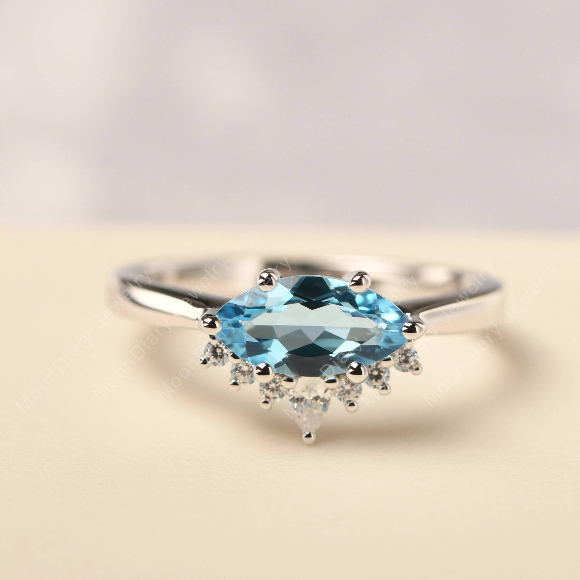 Schweizer Blautopas Krone Brautring Aus 925 Sterling Silber Mit Marquiseschliff November Geburtsstein Schweizer Blautopas Krone Brautring Aus 925 Sterling Silber Mit Marquiseschliff November Geburtsstein von MoonDiaryJewelry