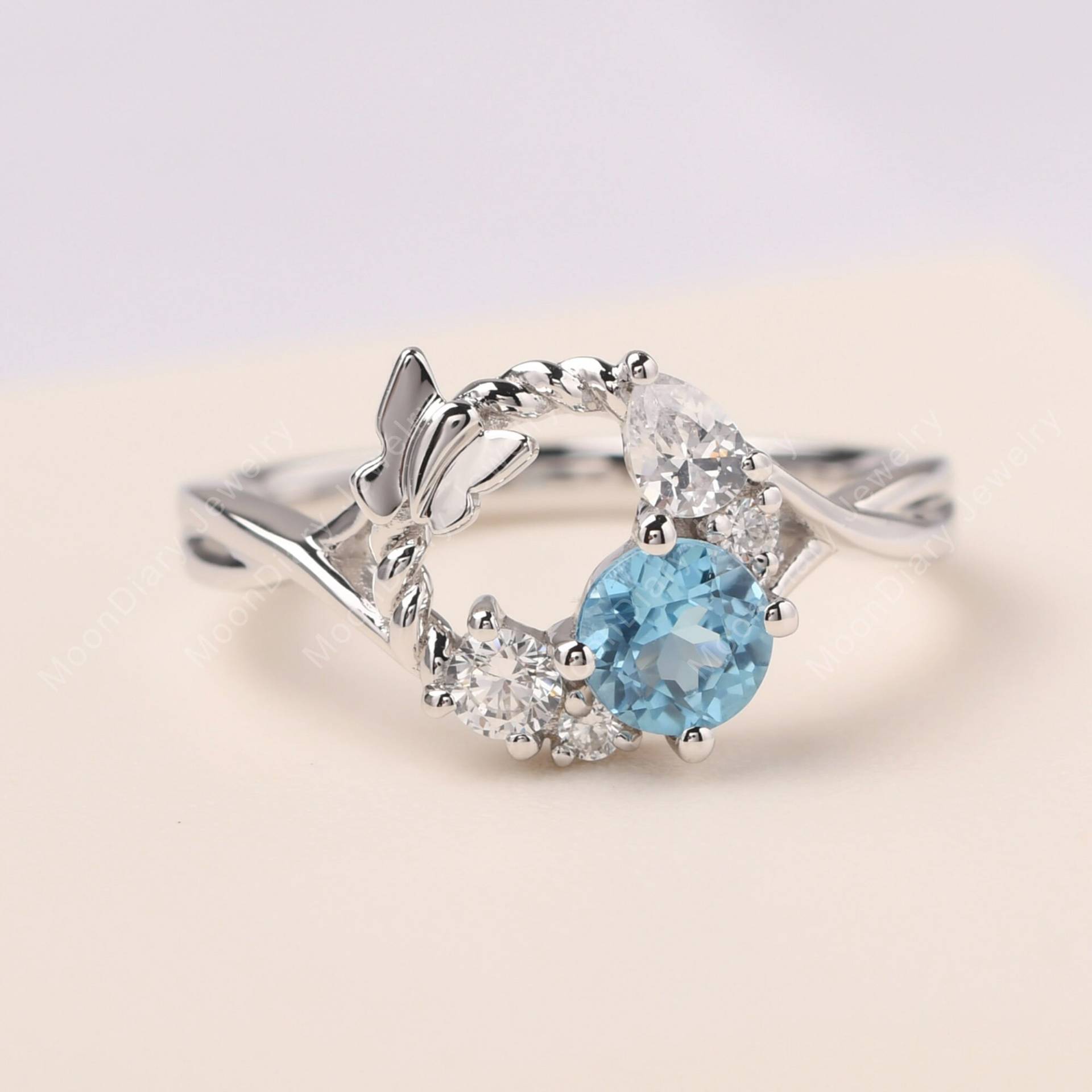 Schweizer Blautopas Ring Kreis Cluster Schmetterling Rund Geformt November Geburtsstein von MoonDiaryJewelry