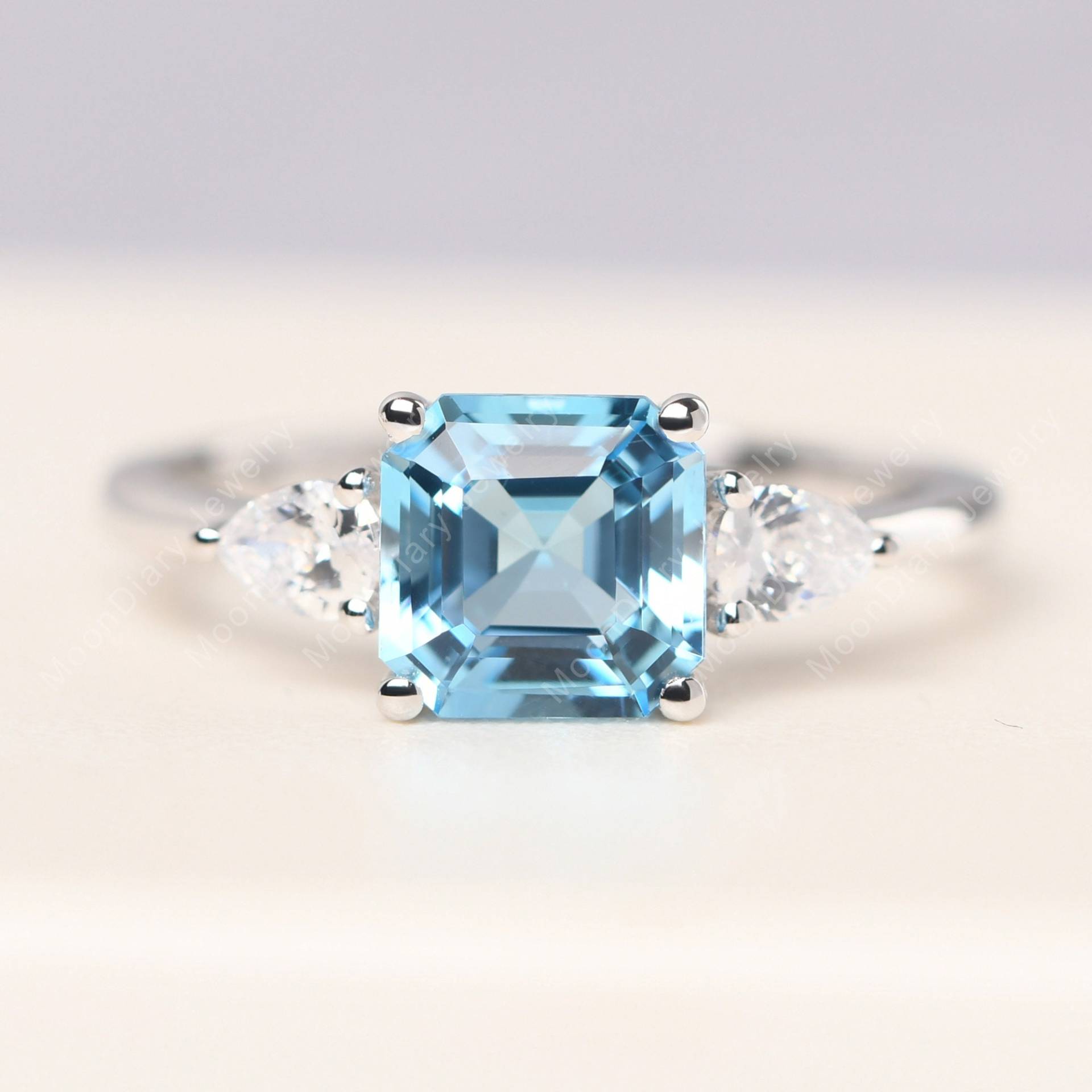 Schweizer Blautopas Statement Ring Asscher Cut 14K Weißgold November Geburtsstein von MoonDiaryJewelry