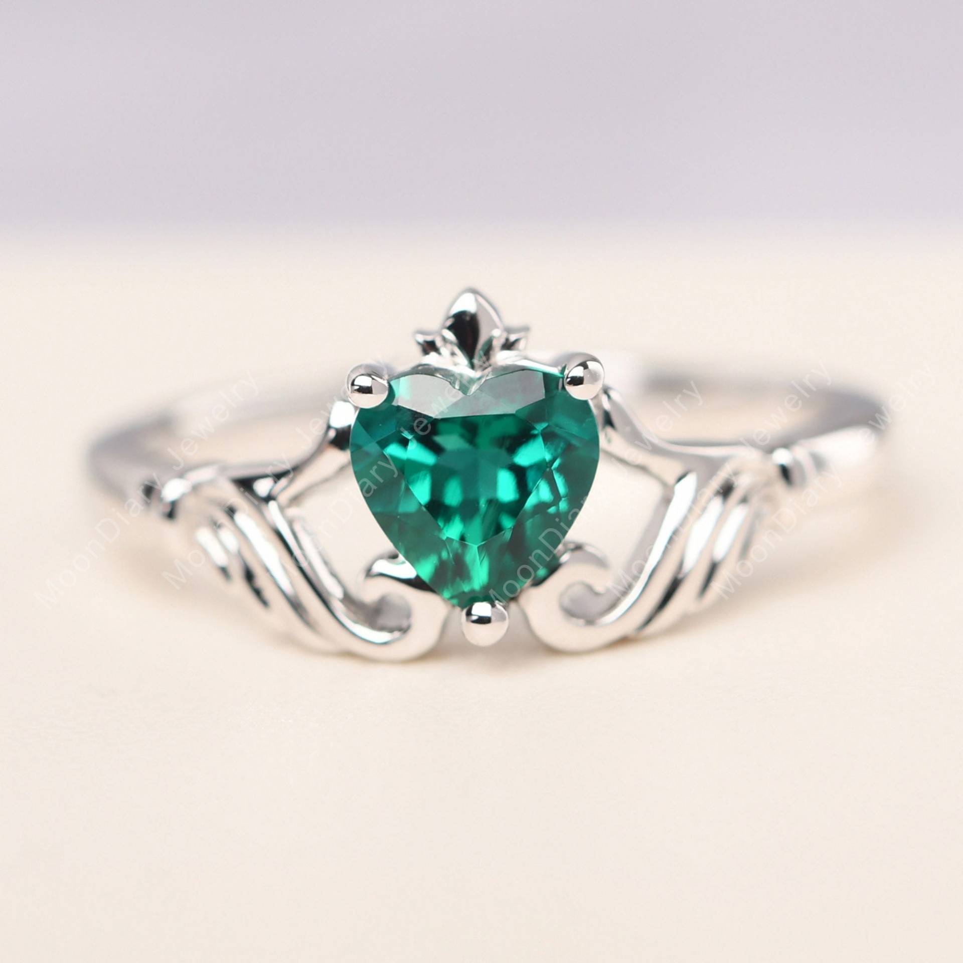 Smaragd Claddagh Verlobungsring Sterling Silber Herz Schnitt Mai Geburtsstein Ring Smaragd Claddagh Verlobungsring Sterling Silber Herz Schnitt Mai Geburtsstein Ring von MoonDiaryJewelry