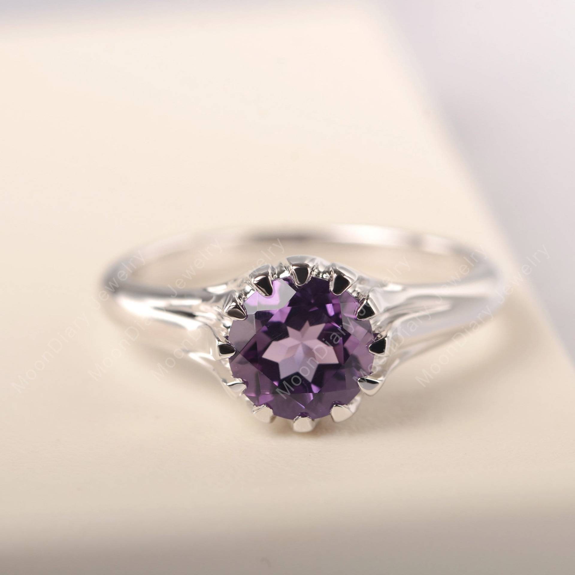 Solitär Ring Runde Geschnitten Echte Natürliche Amethyst Silber Lila Edelstein Februar Geburtsstein Handgemachte Ehering von MoonDiaryJewelry