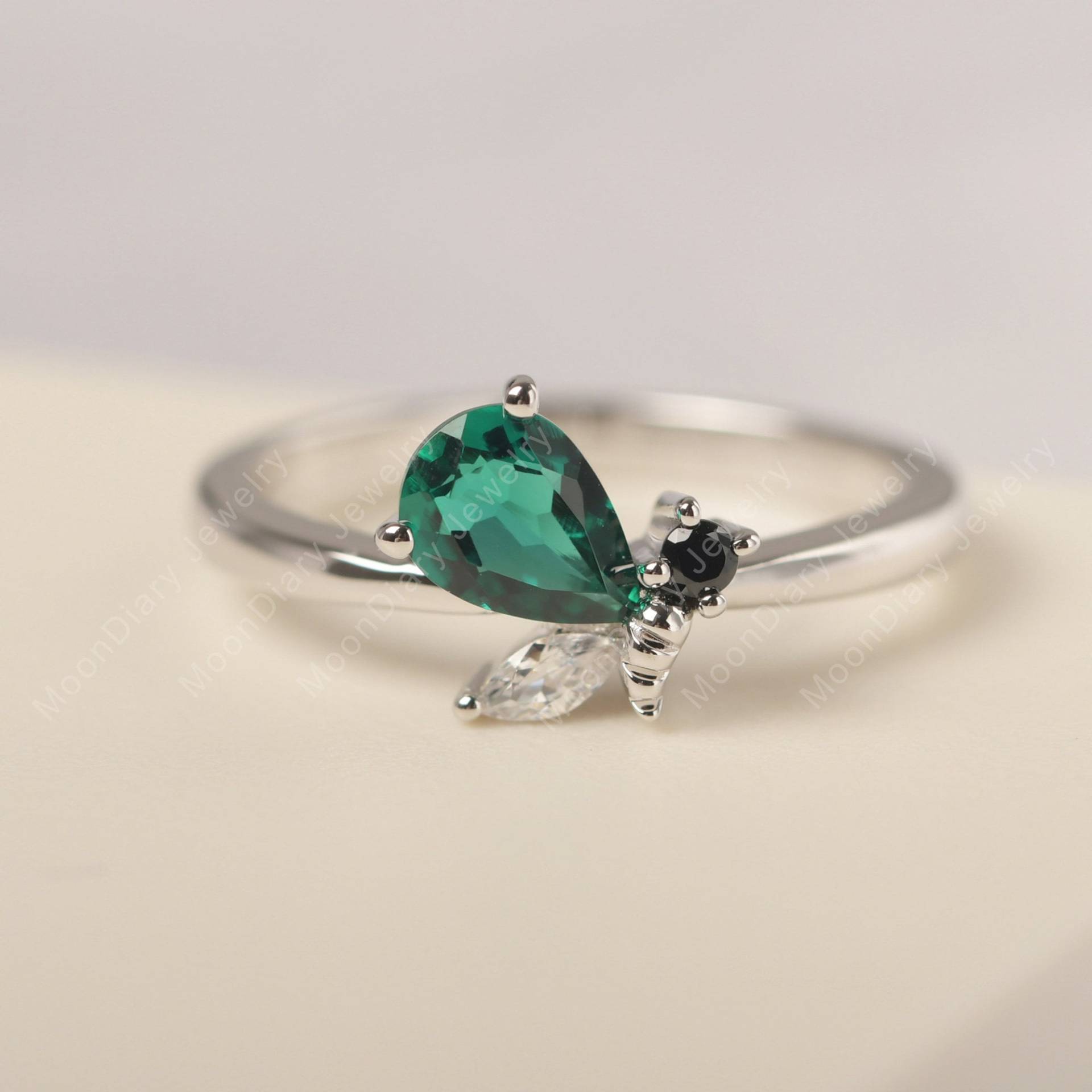 Unikat Biene Ring Für Frauen Smaragd Vorschlag Massives Sterling Silber Birnenschliff Grün Edelstein Mai Geburtsstein von MoonDiaryJewelry