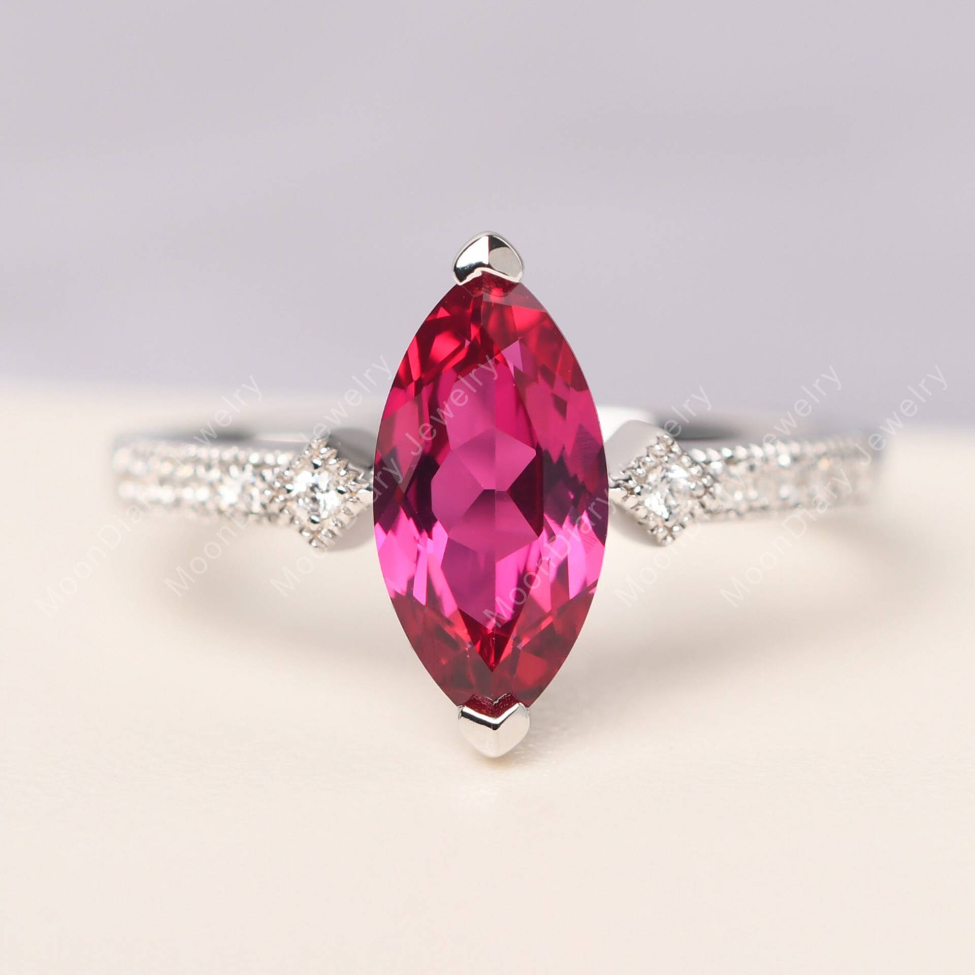 Vertikaler Rubin Cocktailring Marquise Schnitt Silber Vintage Milgrain Juli Geburtsstein Ring Vertikaler Rubin Cocktailring Marquise Schnitt Silber Vintage Milgrain Juli Geburtsstein Ring von MoonDiaryJewelry
