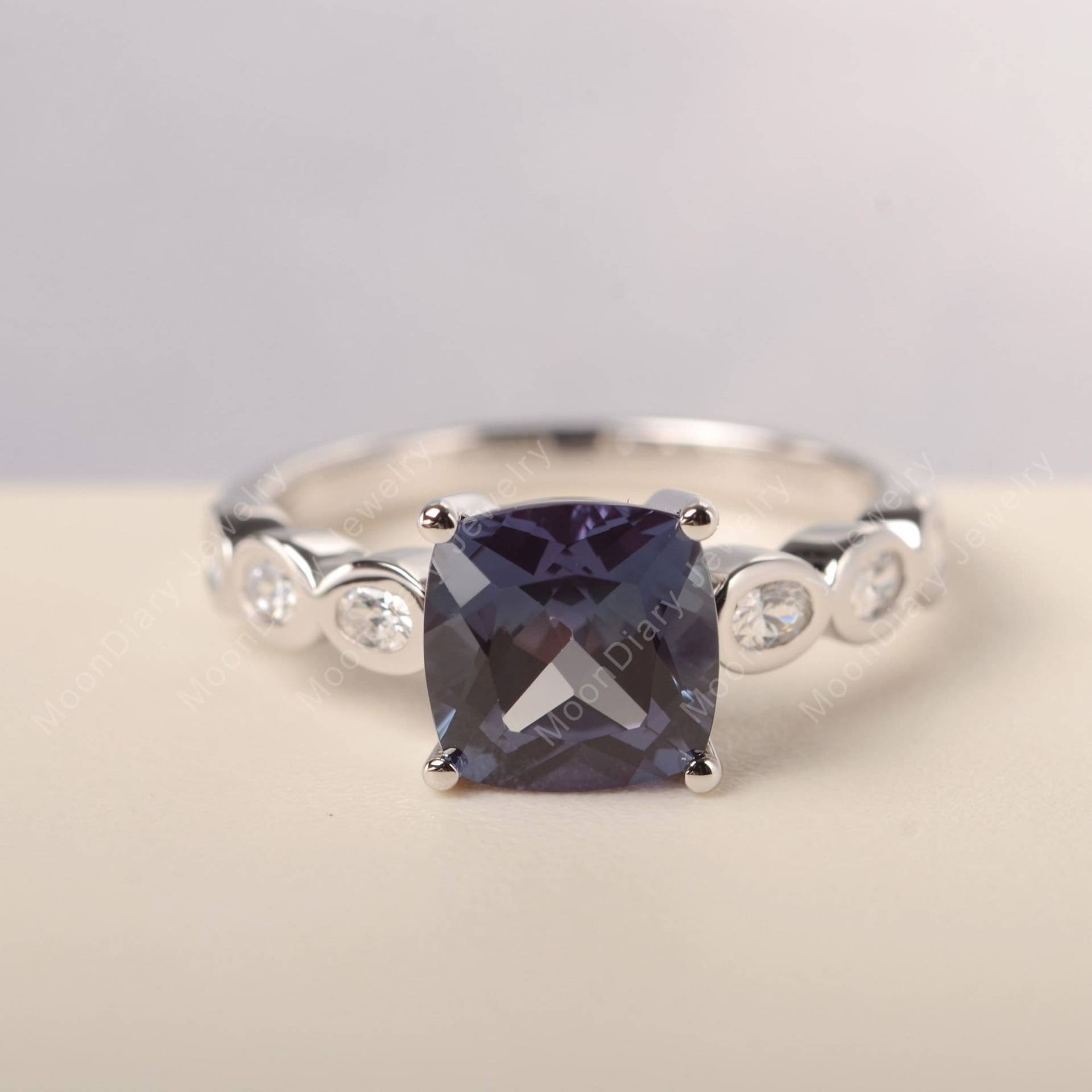 Vintage Alexandrit Verlobung Silber Ring Kissen Geschnitten Juni Geburtsstein Farbe Ändern Edelstein von MoonDiaryJewelry